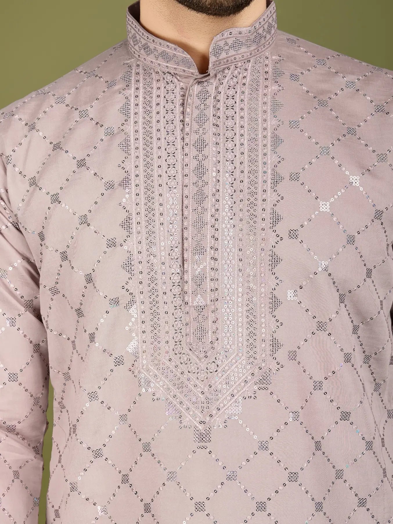 Ensemble Kurta couleur ivoire en soie, orné de broderies au fil et de sequins, avec pantalon et dupatta assortis COLLECTION ZAYN