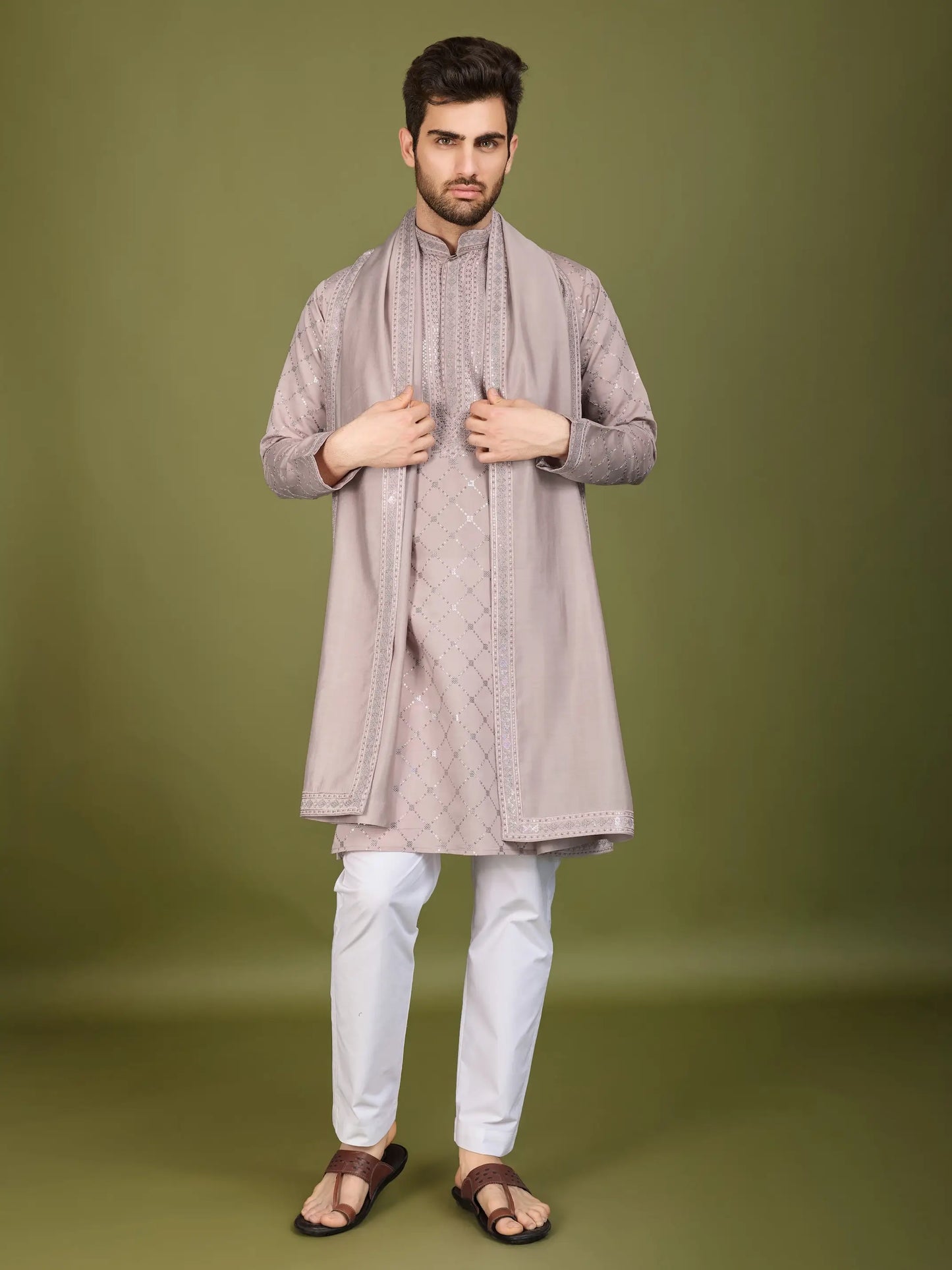 Ensemble Kurta couleur ivoire en soie, orné de broderies au fil et de sequins, avec pantalon et dupatta assortis COLLECTION ZAYN