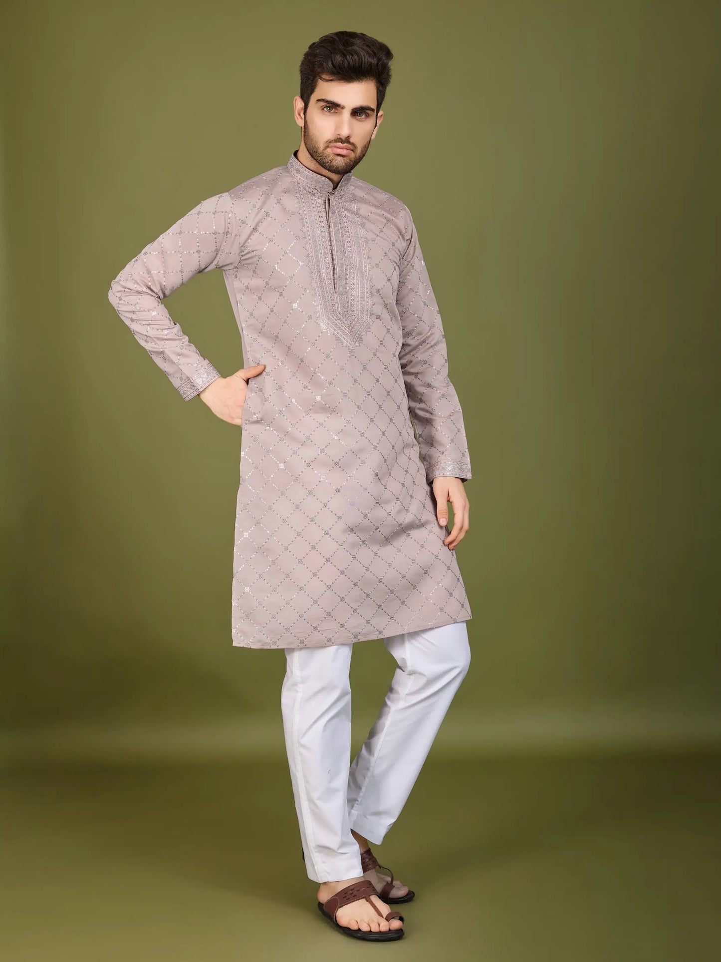 Ensemble Kurta couleur ivoire en soie, orné de broderies au fil et de sequins, avec pantalon et dupatta assortis COLLECTION ZAYN