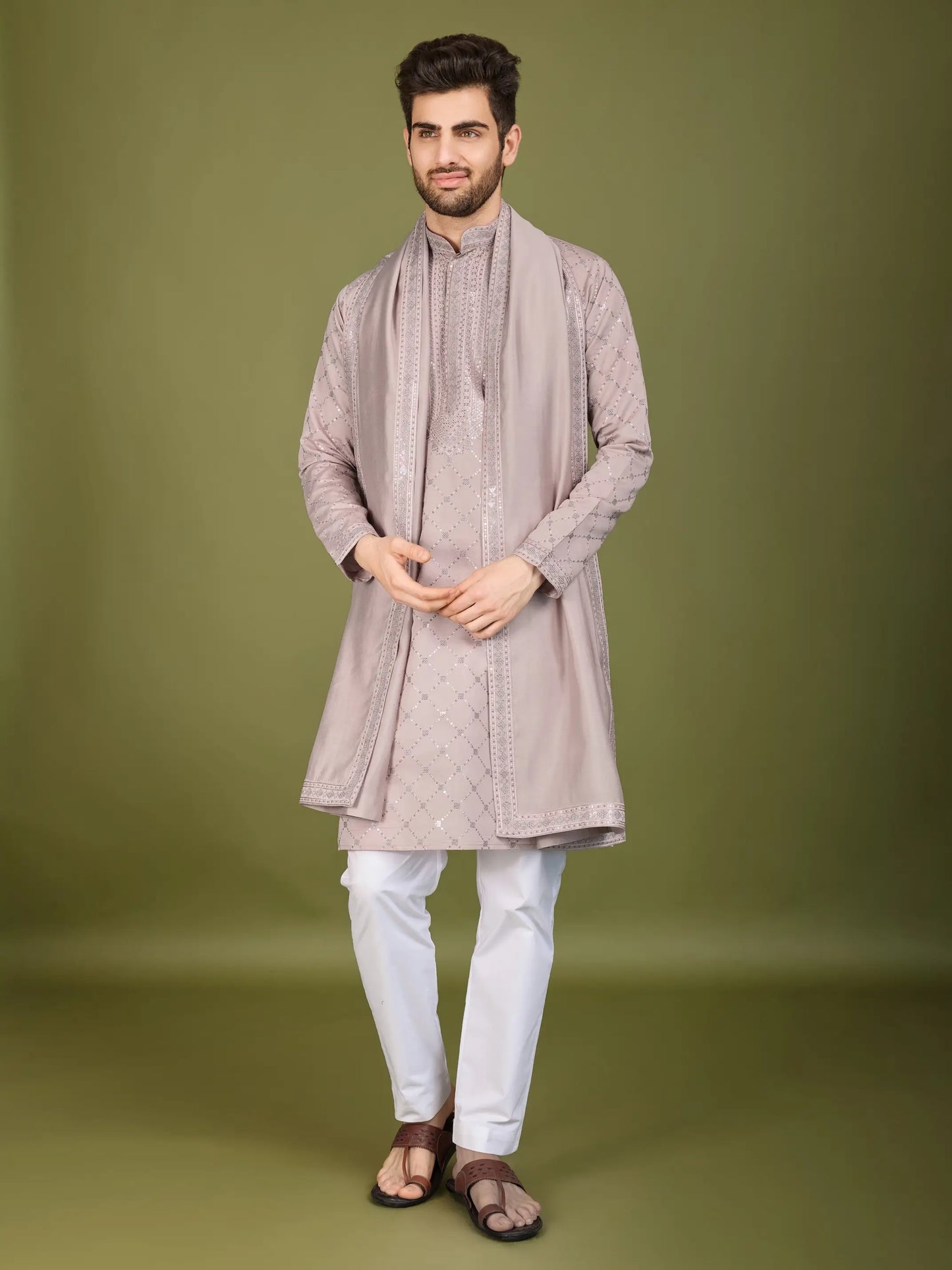 Ensemble Kurta couleur ivoire en soie, orné de broderies au fil et de sequins, avec pantalon et dupatta assortis COLLECTION ZAYN