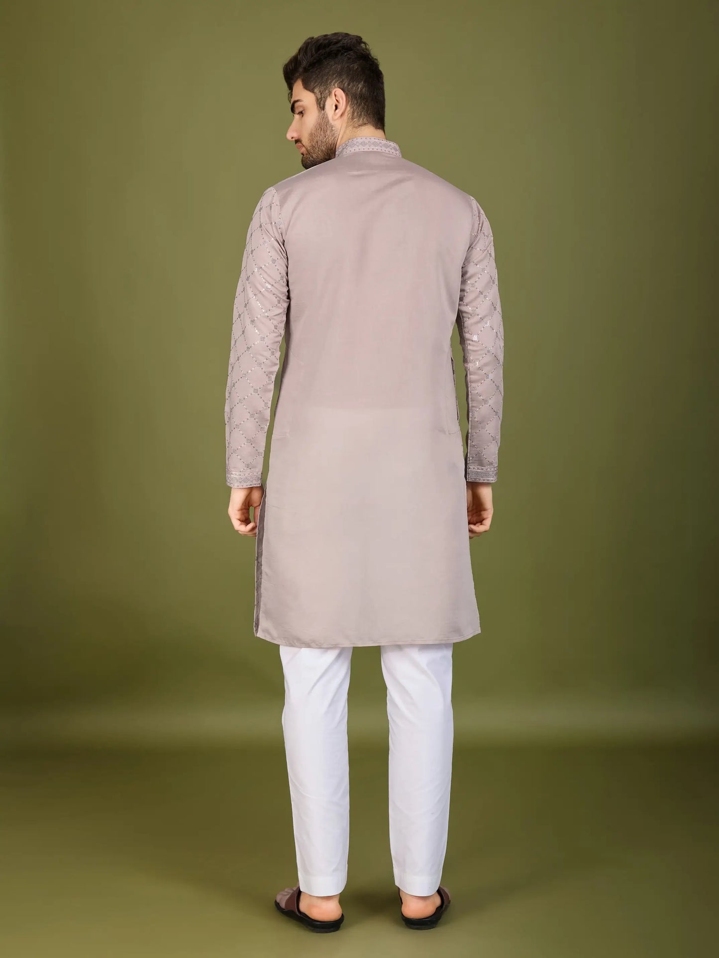 Ensemble Kurta couleur ivoire en soie, orné de broderies au fil et de sequins, avec pantalon et dupatta assortis COLLECTION ZAYN