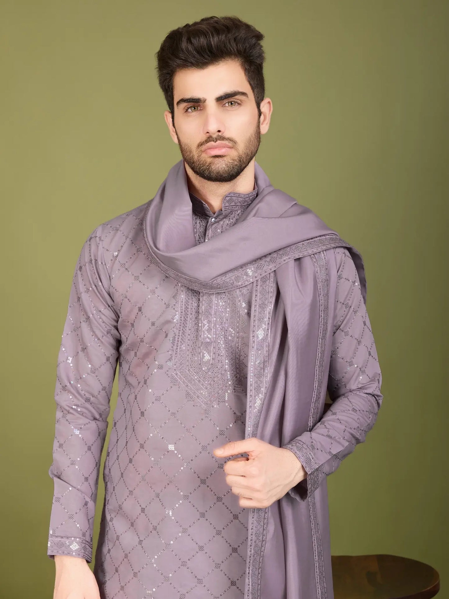 Ensemble Kurta couleur mauve en soie, orné de broderies au fil et de sequins, avec pantalon et dupatta assortis COLLECTION ZAYN