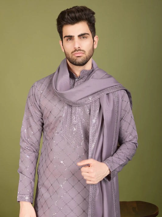Ensemble Kurta couleur mauve en soie, orné de broderies au fil et de sequins, avec pantalon et dupatta assortis COLLECTION ZAYN