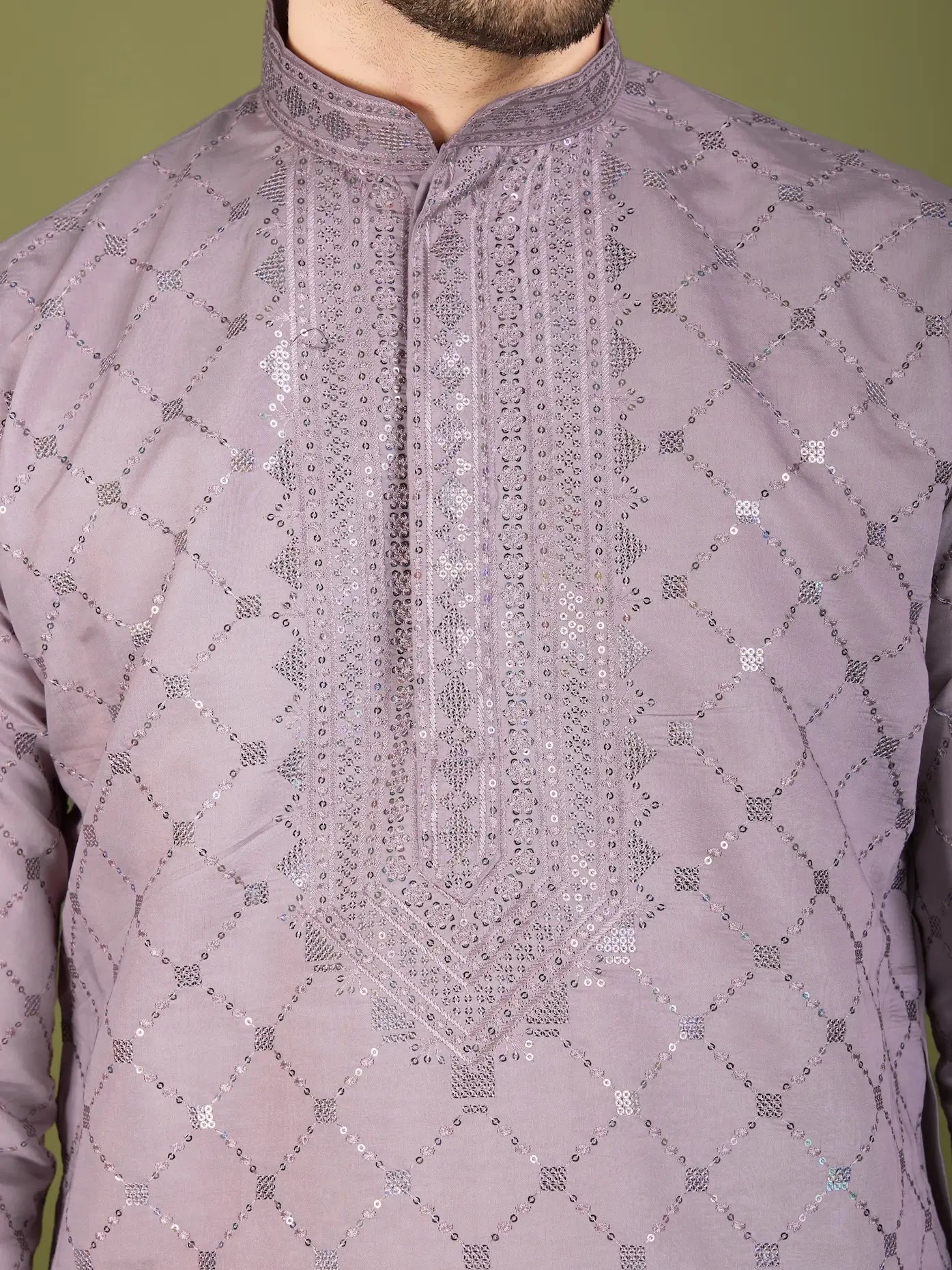Ensemble Kurta couleur mauve en soie, orné de broderies au fil et de sequins, avec pantalon et dupatta assortis COLLECTION ZAYN