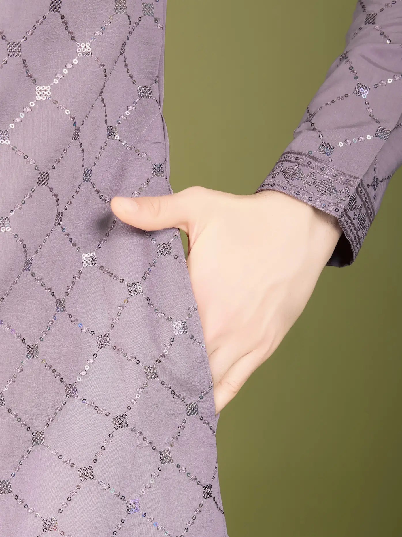 Ensemble Kurta couleur mauve en soie, orné de broderies au fil et de sequins, avec pantalon et dupatta assortis COLLECTION ZAYN