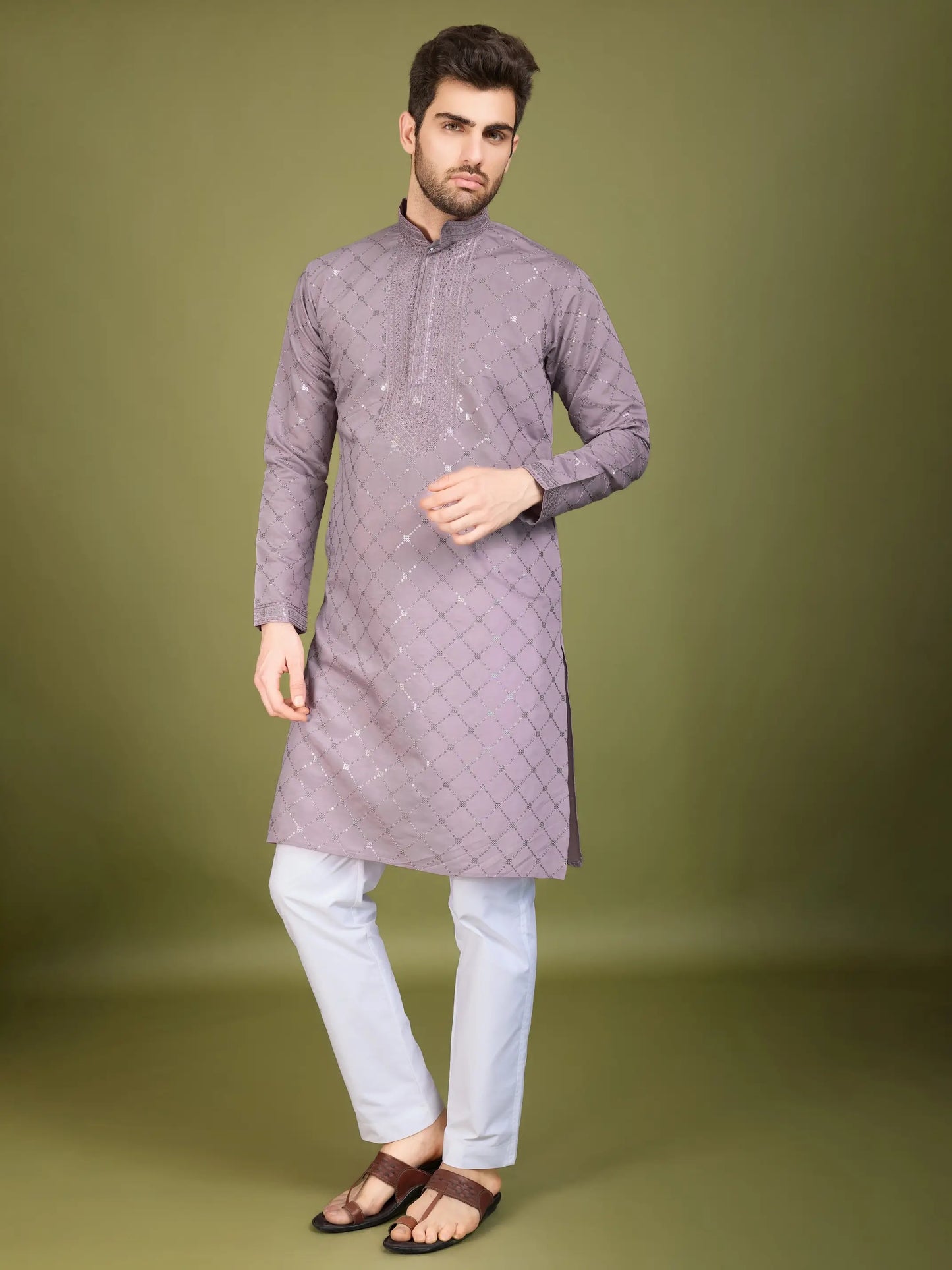 Ensemble Kurta couleur mauve en soie, orné de broderies au fil et de sequins, avec pantalon et dupatta assortis COLLECTION ZAYN