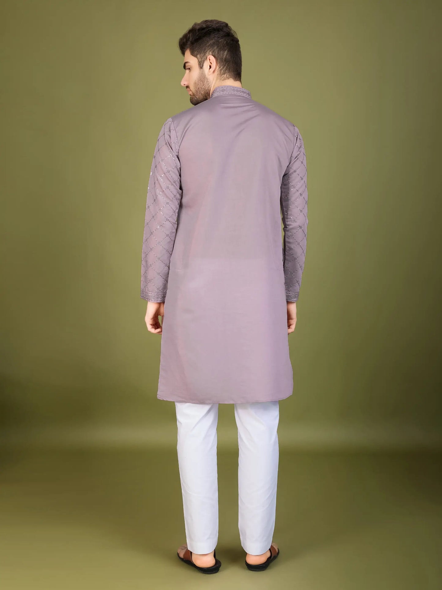 Ensemble Kurta couleur mauve en soie, orné de broderies au fil et de sequins, avec pantalon et dupatta assortis COLLECTION ZAYN