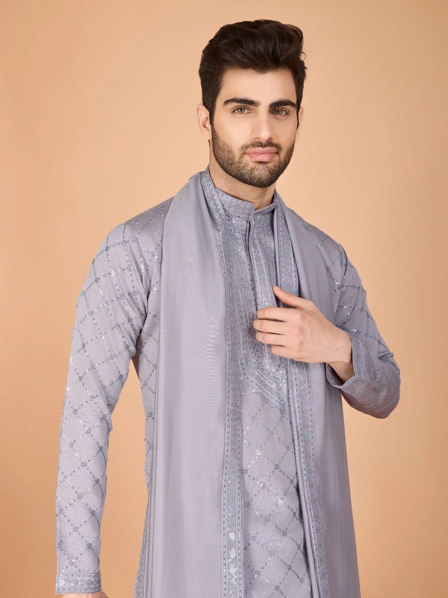 Ensemble Kurta gris en soie, orné de broderies au fil et de sequins, avec pantalon et dupatta assortis COLLECTION ZAYN