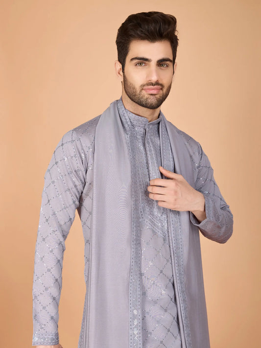 Ensemble Kurta gris en soie, orné de broderies au fil et de sequins, avec pantalon et dupatta assortis COLLECTION ZAYN