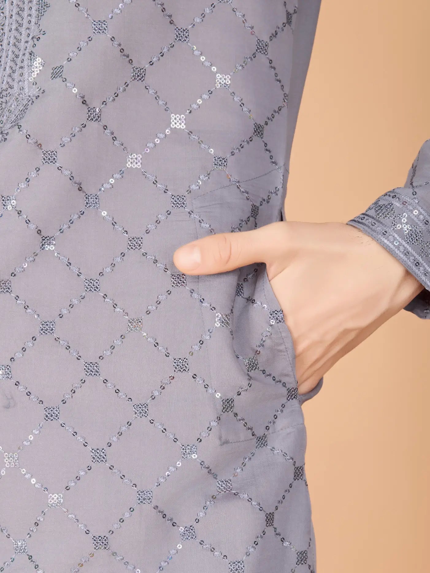 Ensemble Kurta gris en soie, orné de broderies au fil et de sequins, avec pantalon et dupatta assortis COLLECTION ZAYN