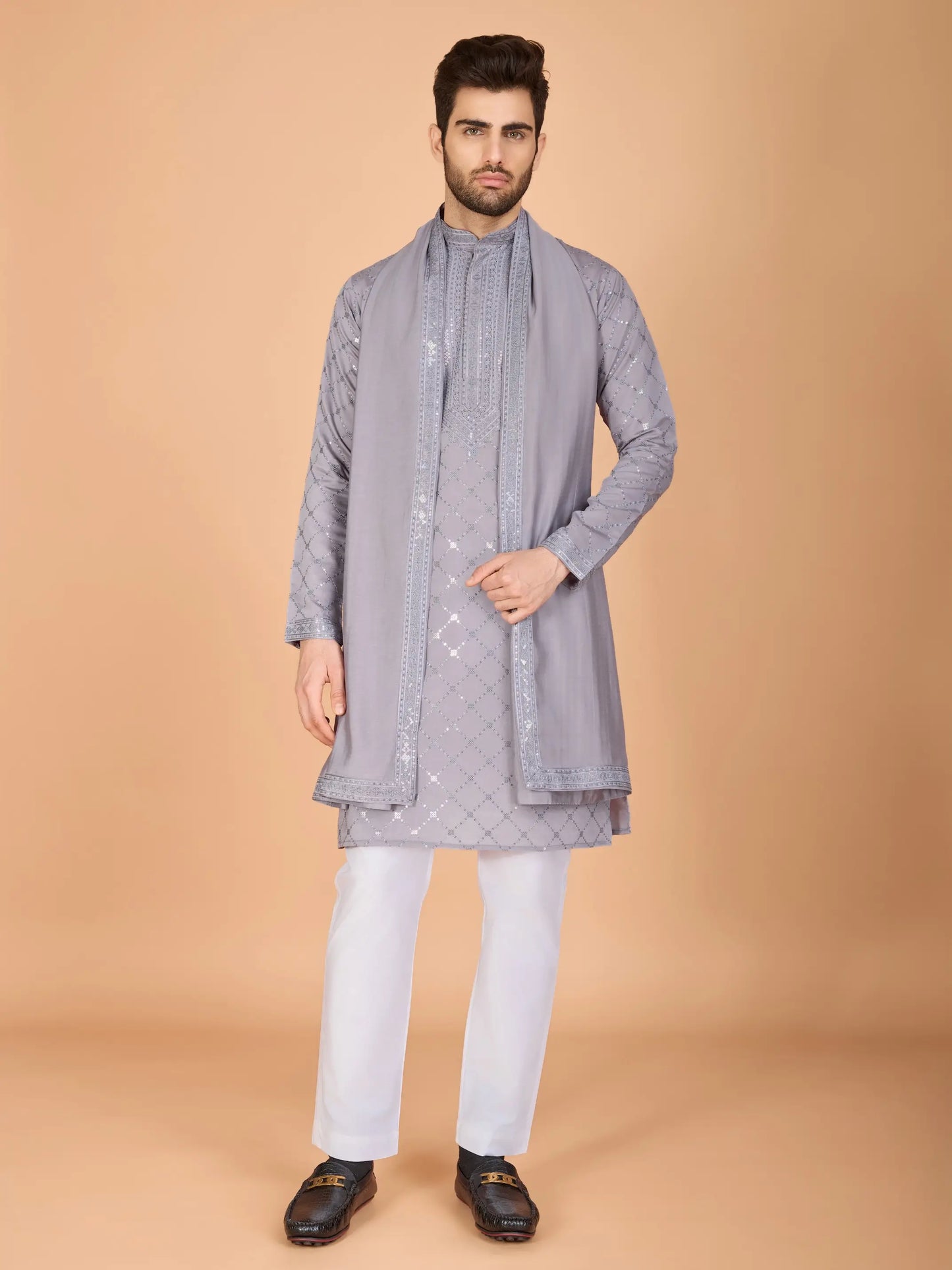 Ensemble Kurta gris en soie, orné de broderies au fil et de sequins, avec pantalon et dupatta assortis COLLECTION ZAYN
