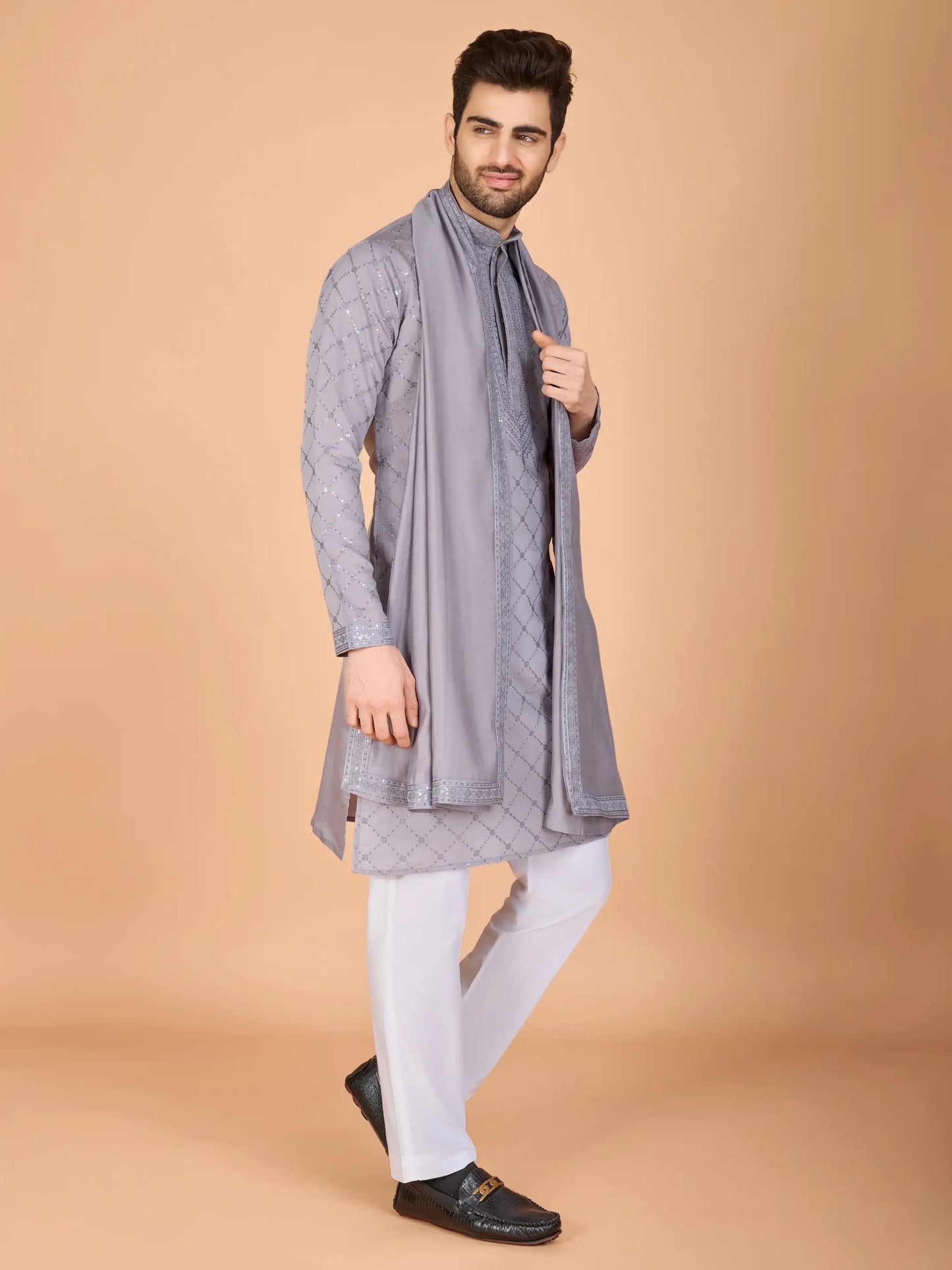Ensemble Kurta gris en soie, orné de broderies au fil et de sequins, avec pantalon et dupatta assortis COLLECTION ZAYN