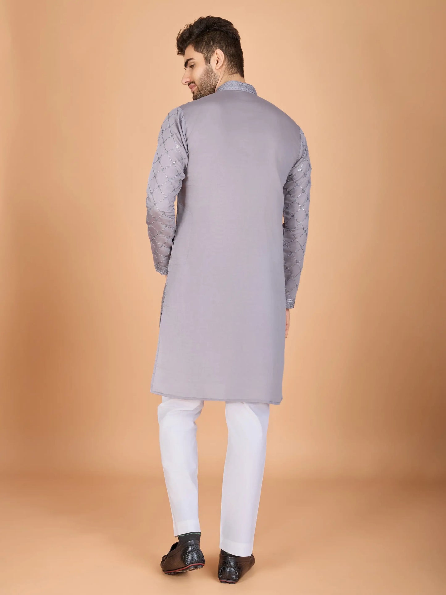 Ensemble Kurta gris en soie, orné de broderies au fil et de sequins, avec pantalon et dupatta assortis COLLECTION ZAYN