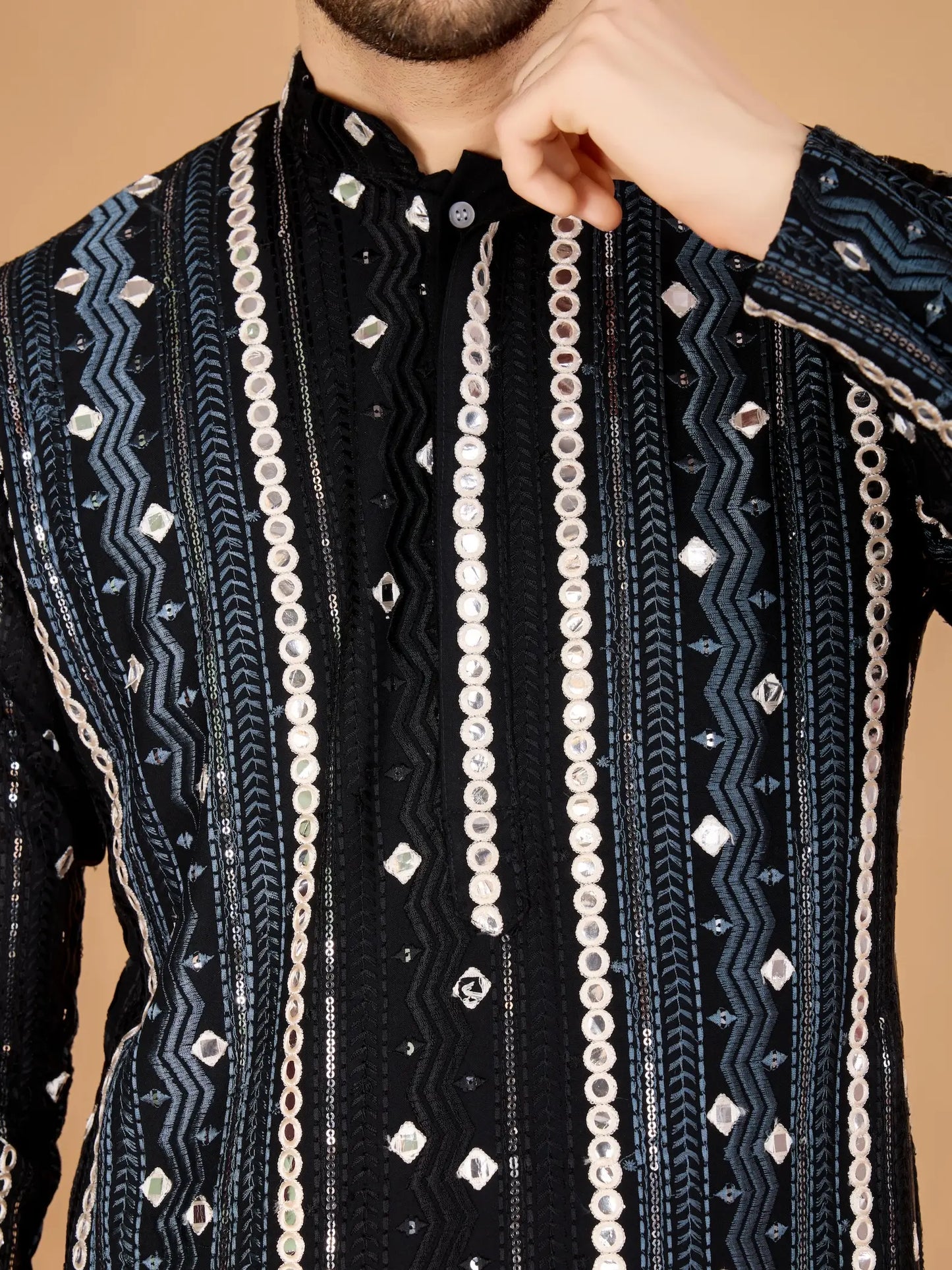 Schwarze Kurta mit Fadenstickerei, Pailletten und metallischen Spiegeln