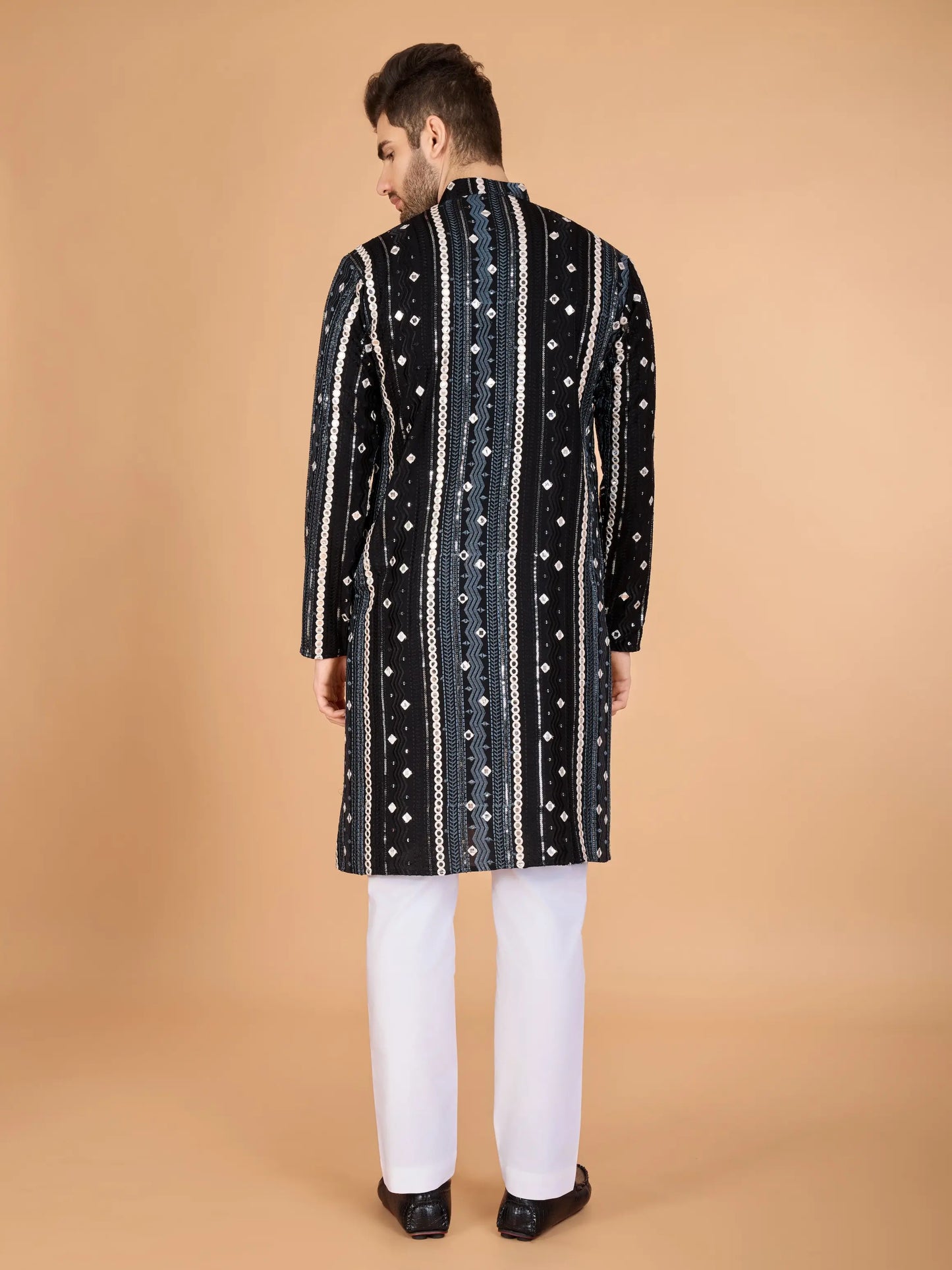 Schwarze Kurta mit Fadenstickerei, Pailletten und metallischen Spiegeln