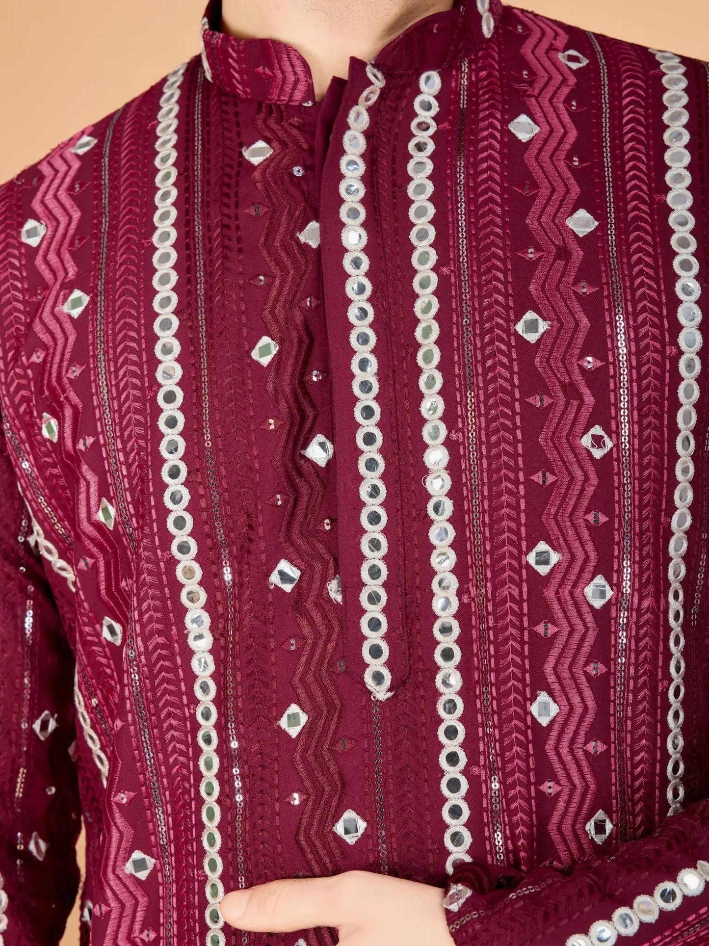 Bordeauxfarbene Viskose-Kurta mit handgefertigter Stickerei und Pailletten