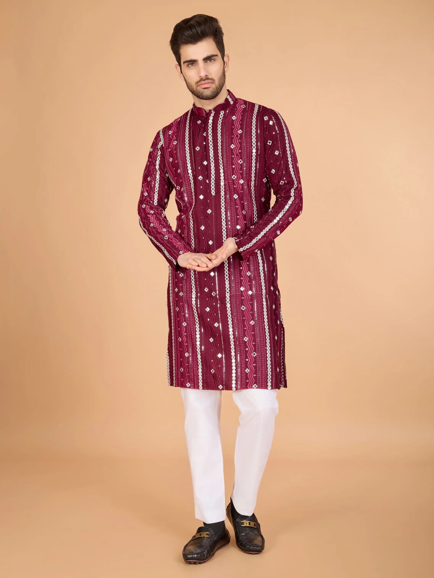 Bordeauxfarbene Viskose-Kurta mit handgefertigter Stickerei und Pailletten