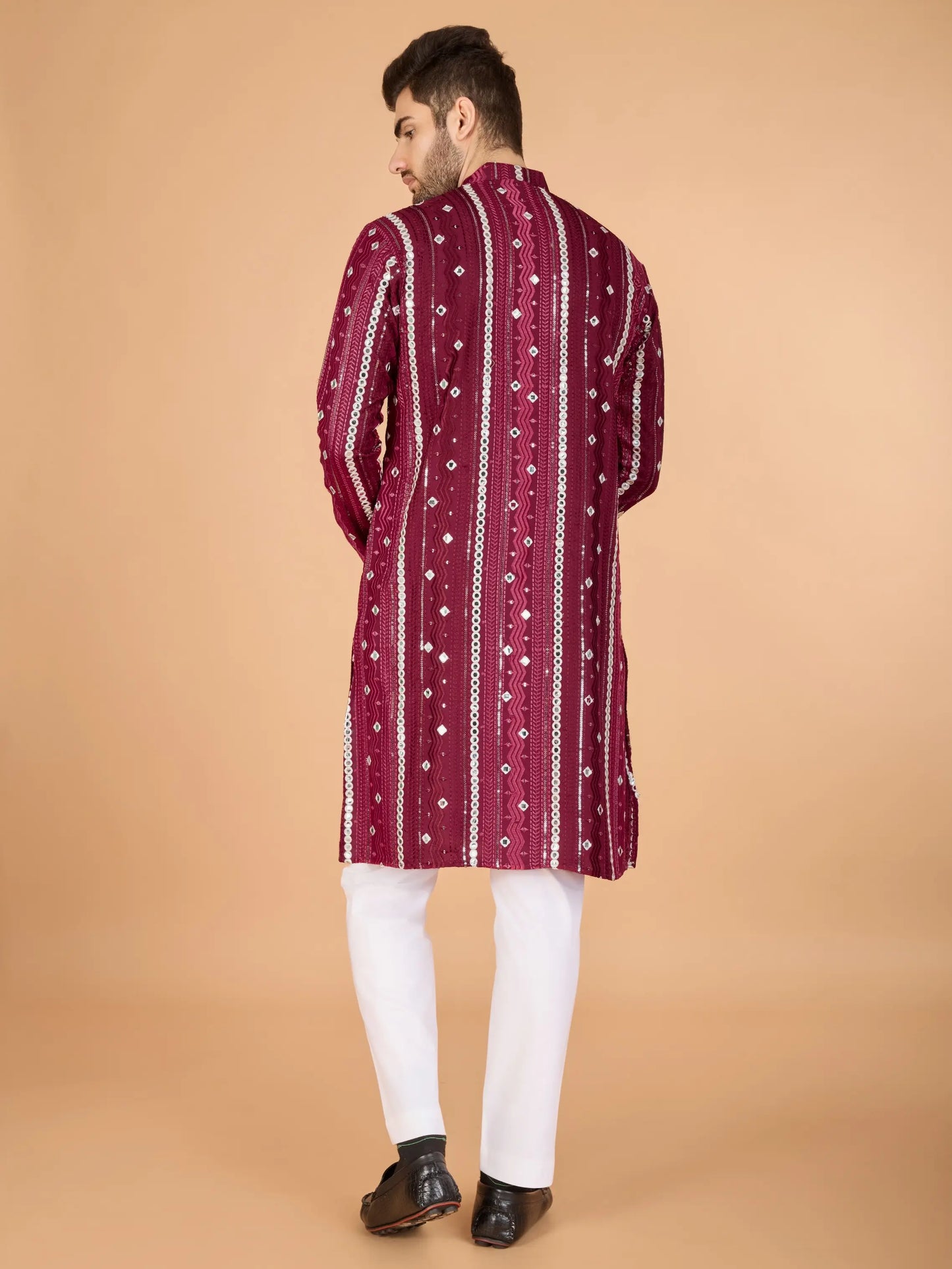 Bordeauxfarbene Viskose-Kurta mit handgefertigter Stickerei und Pailletten