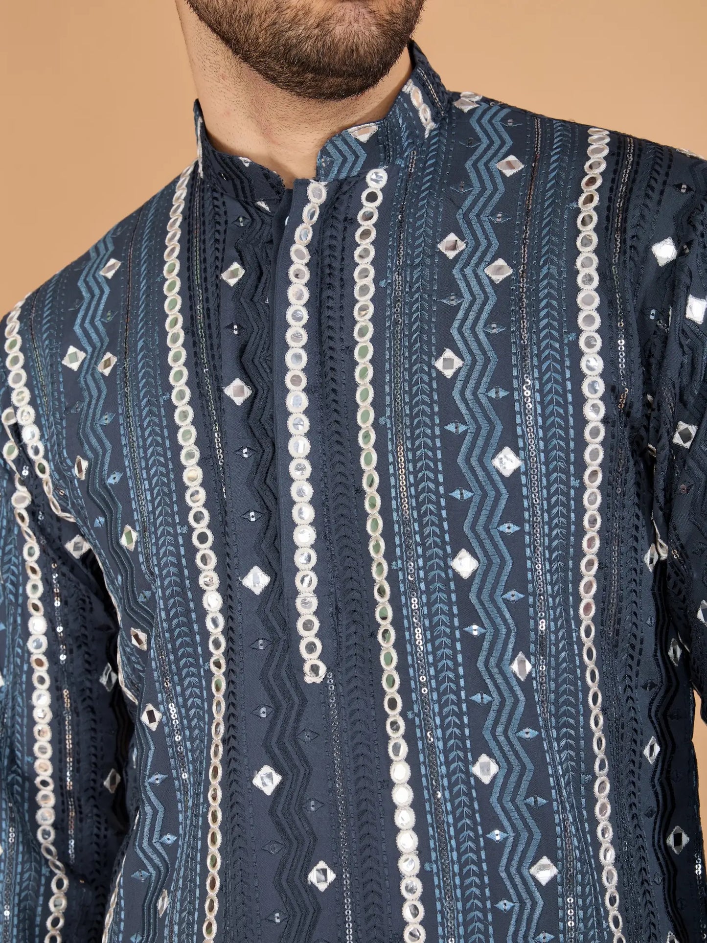 Graues und blaues Viskose-Kurta mit handgefertigter Stickerei und Pailletten