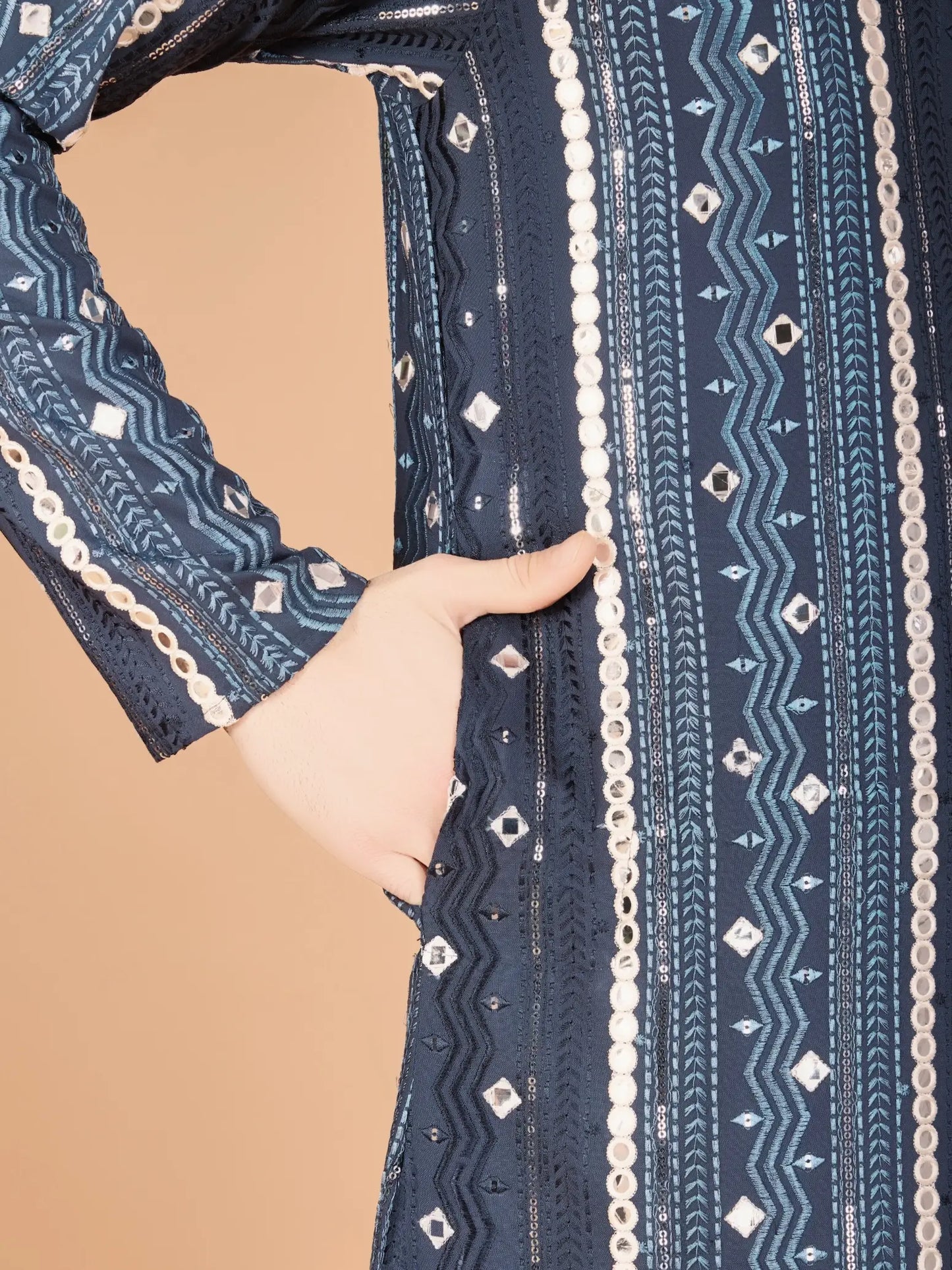Graues und blaues Viskose-Kurta mit handgefertigter Stickerei und Pailletten