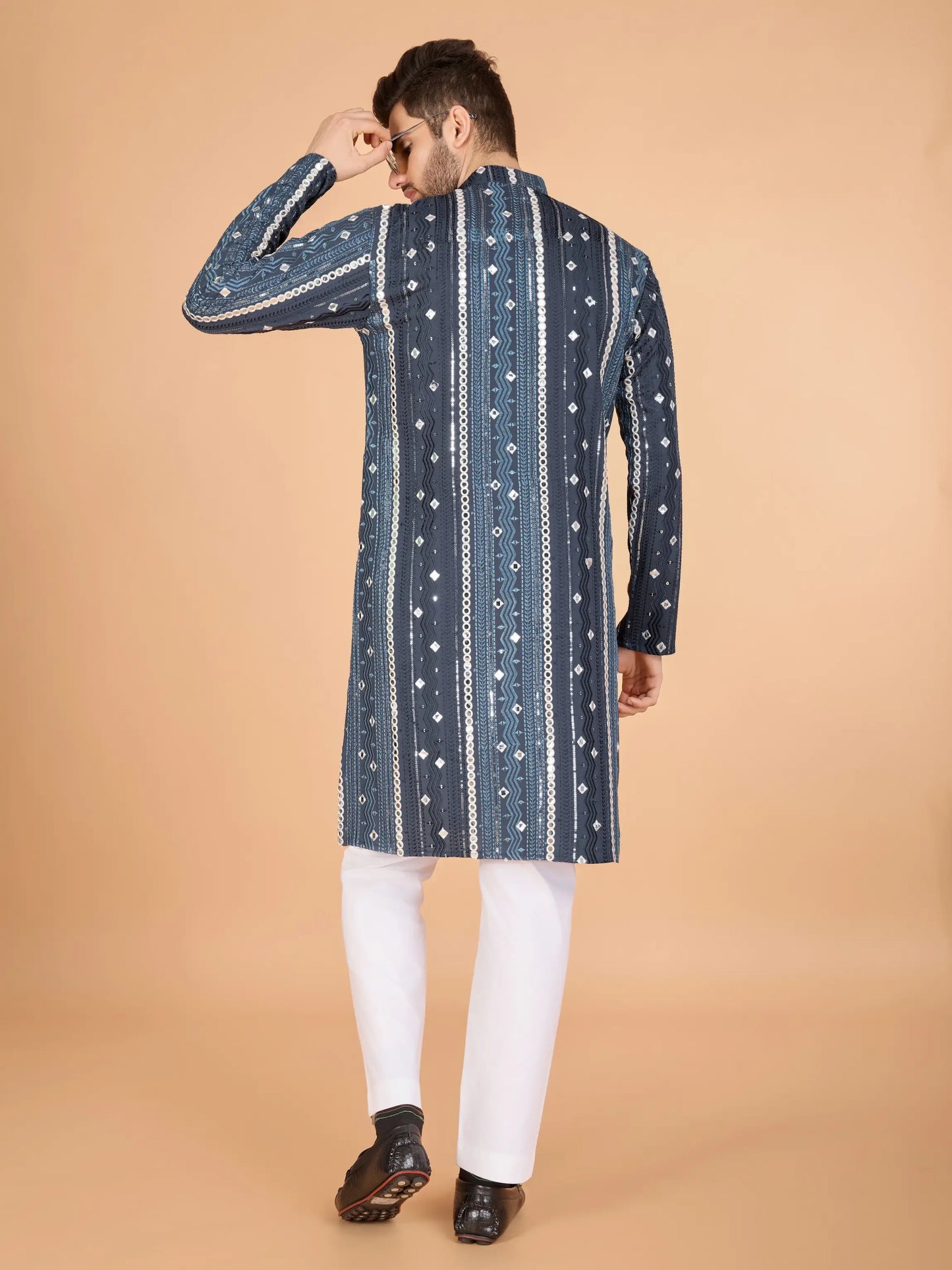 Graues und blaues Viskose-Kurta mit handgefertigter Stickerei und Pailletten