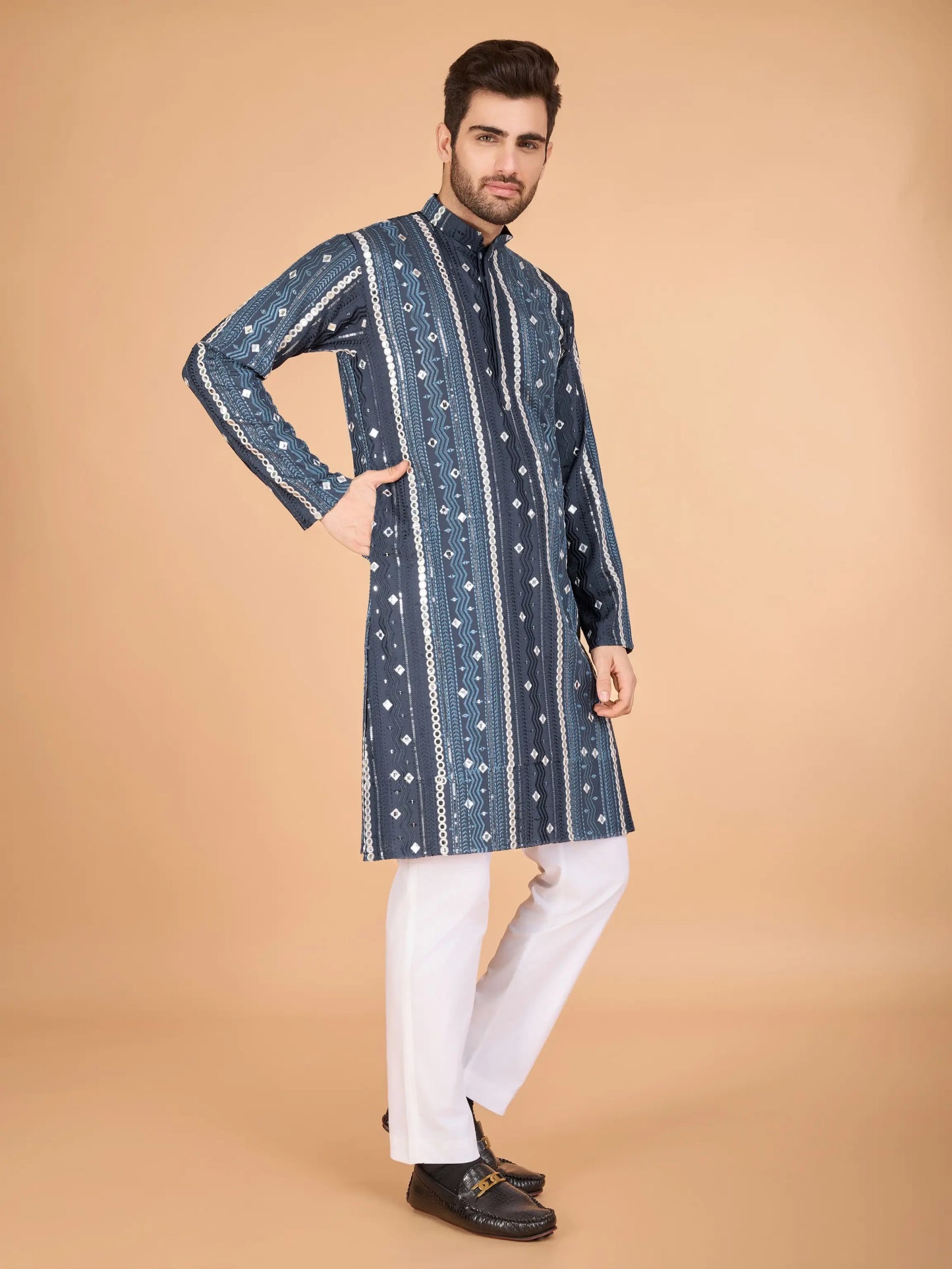 Graues und blaues Viskose-Kurta mit handgefertigter Stickerei und Pailletten