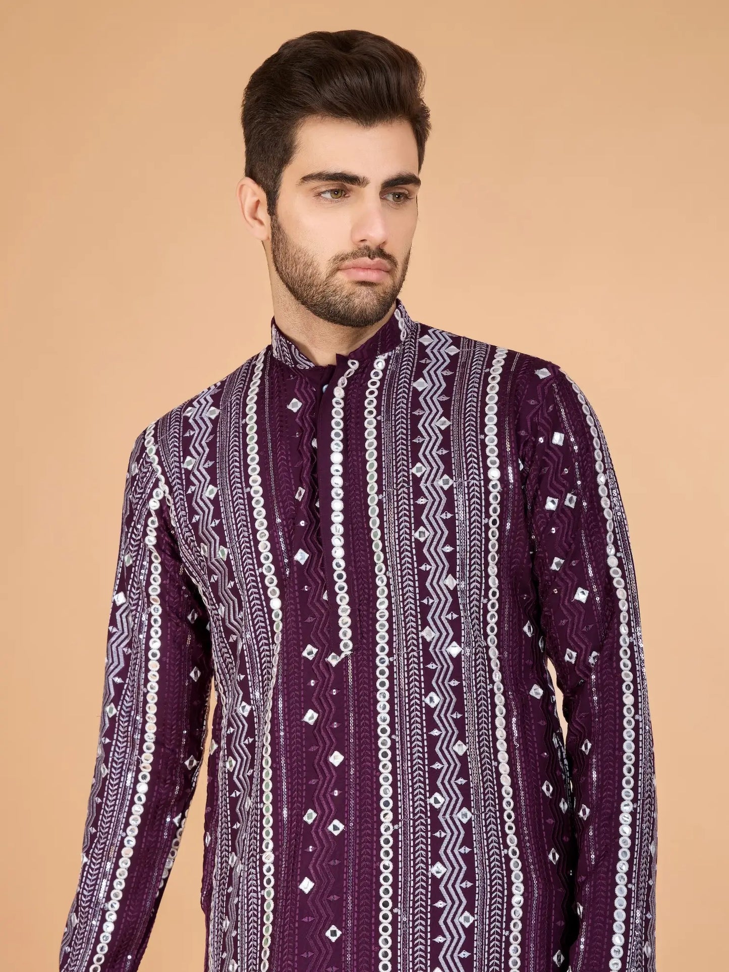 Lilafarbene Viskose-Kurta mit handgefertigter Stickerei und Pailletten