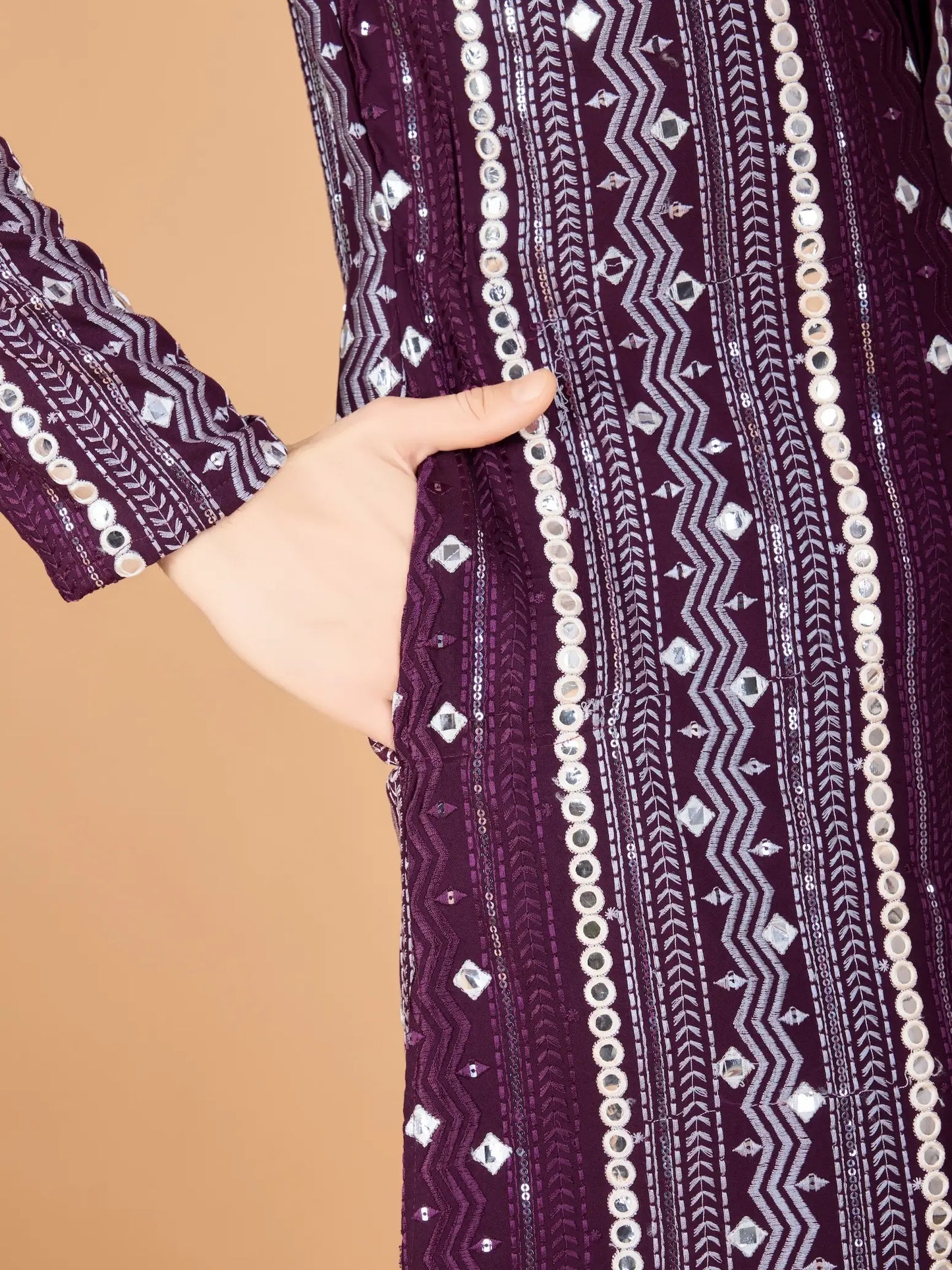 Lilafarbene Viskose-Kurta mit handgefertigter Stickerei und Pailletten