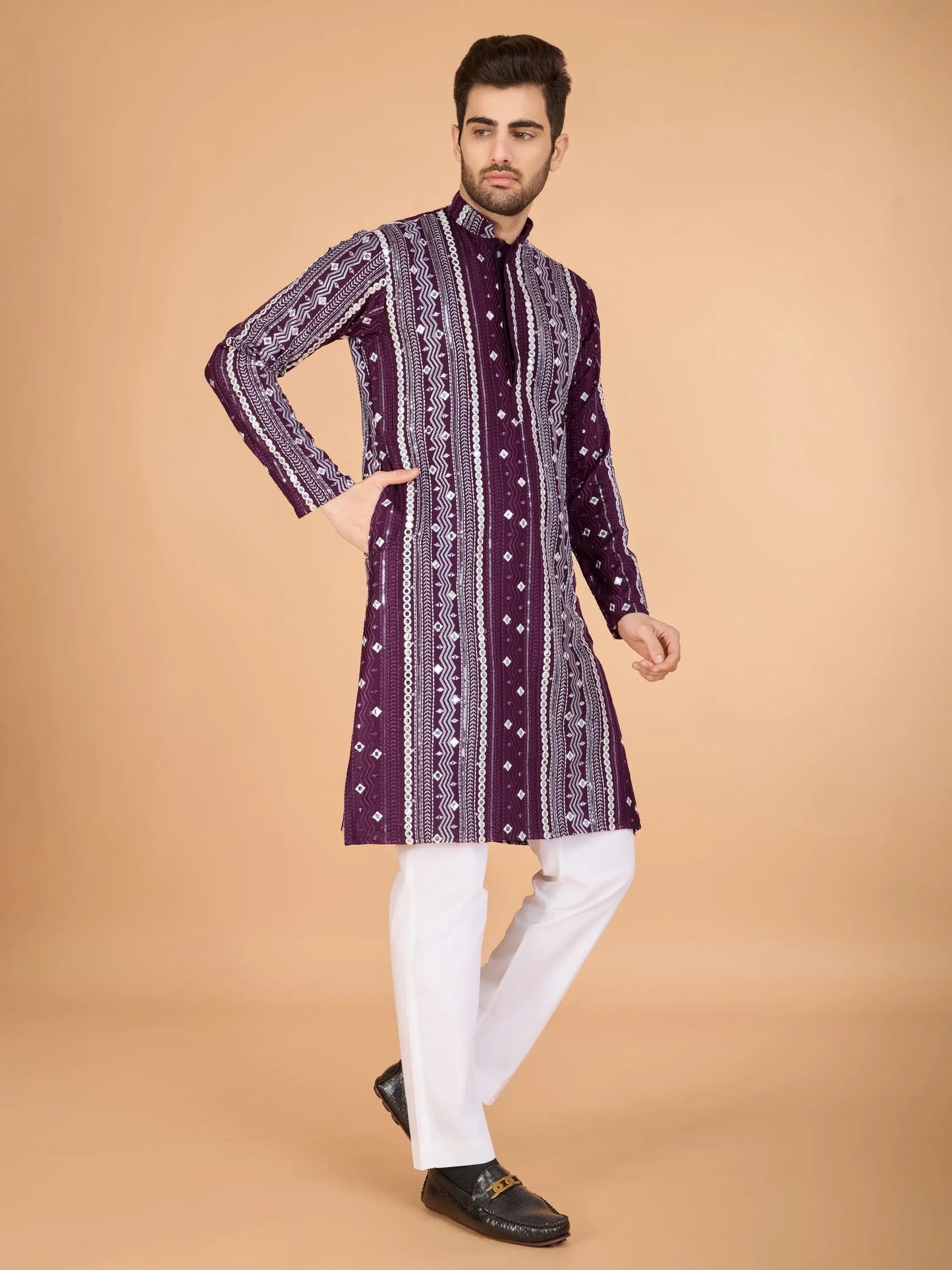 Lilafarbene Viskose-Kurta mit handgefertigter Stickerei und Pailletten