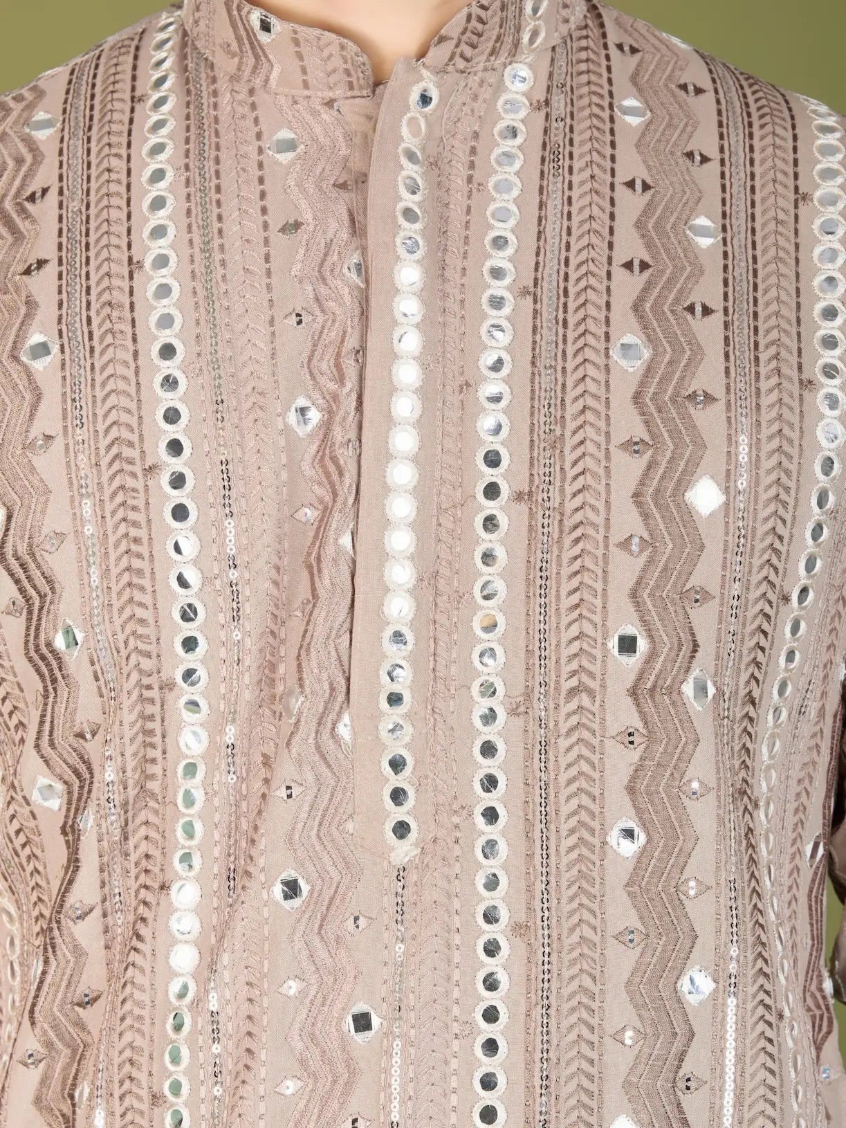 Elfenbein- und cremefarbene Viskose-Kurta mit handgefertigter Stickerei und Pailletten