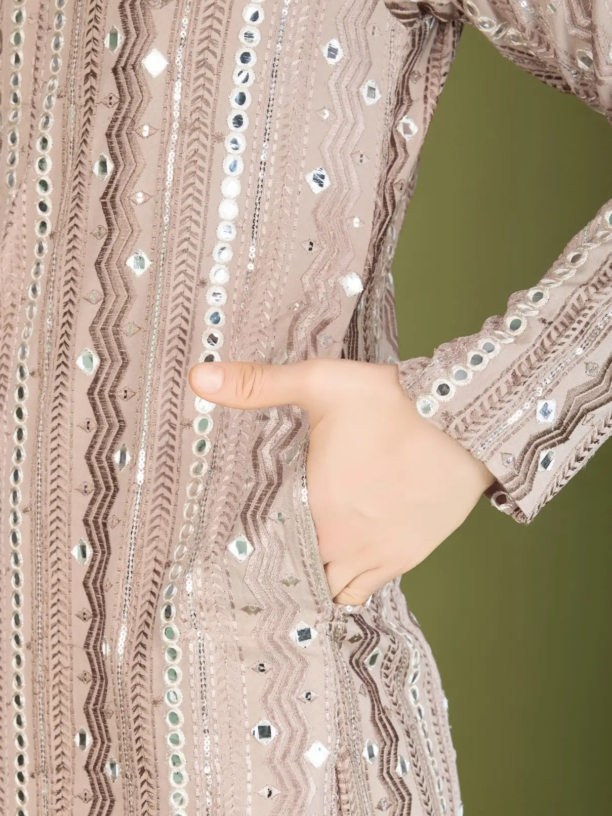 Elfenbein- und cremefarbene Viskose-Kurta mit handgefertigter Stickerei und Pailletten