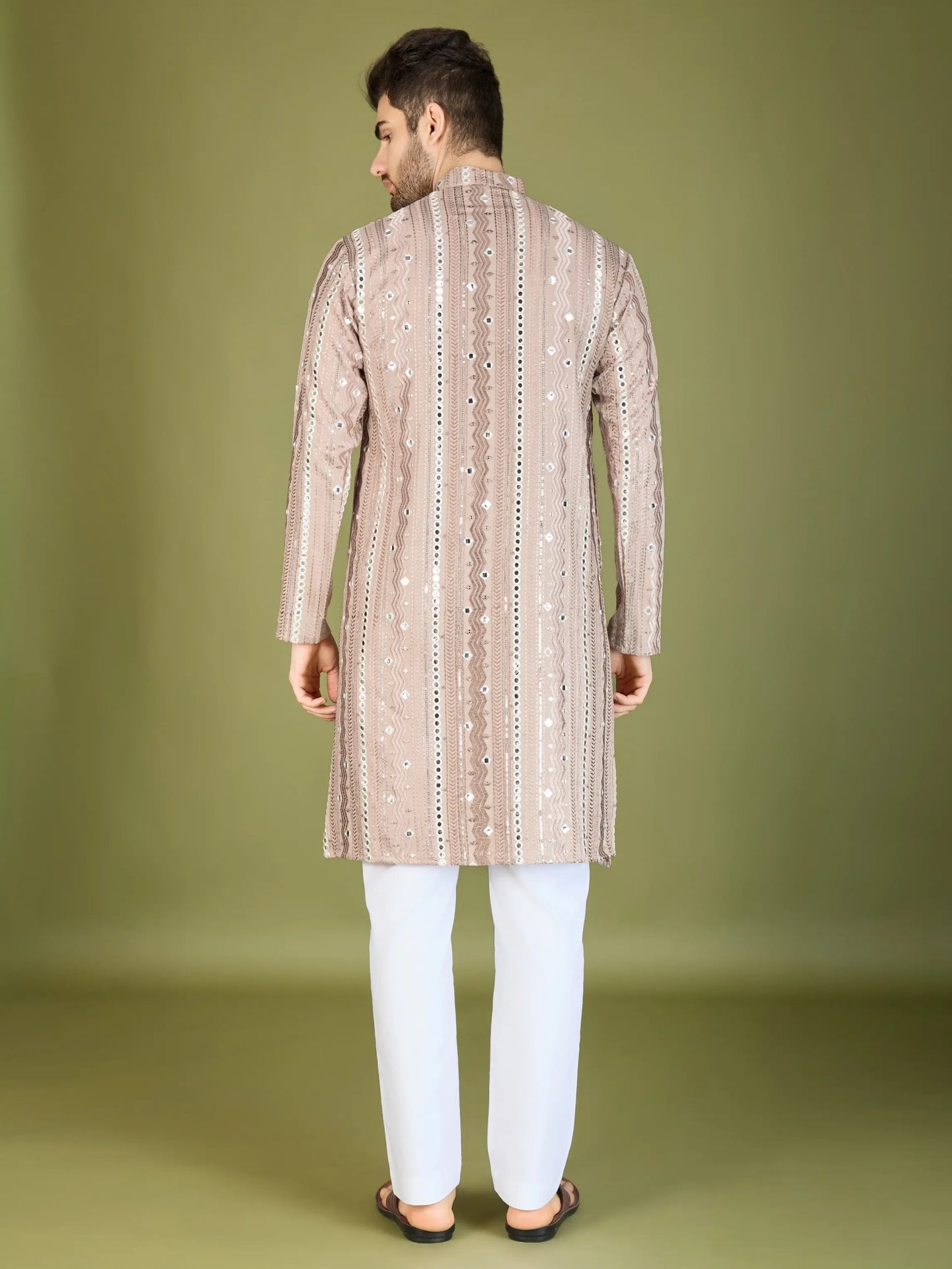 Elfenbein- und cremefarbene Viskose-Kurta mit handgefertigter Stickerei und Pailletten