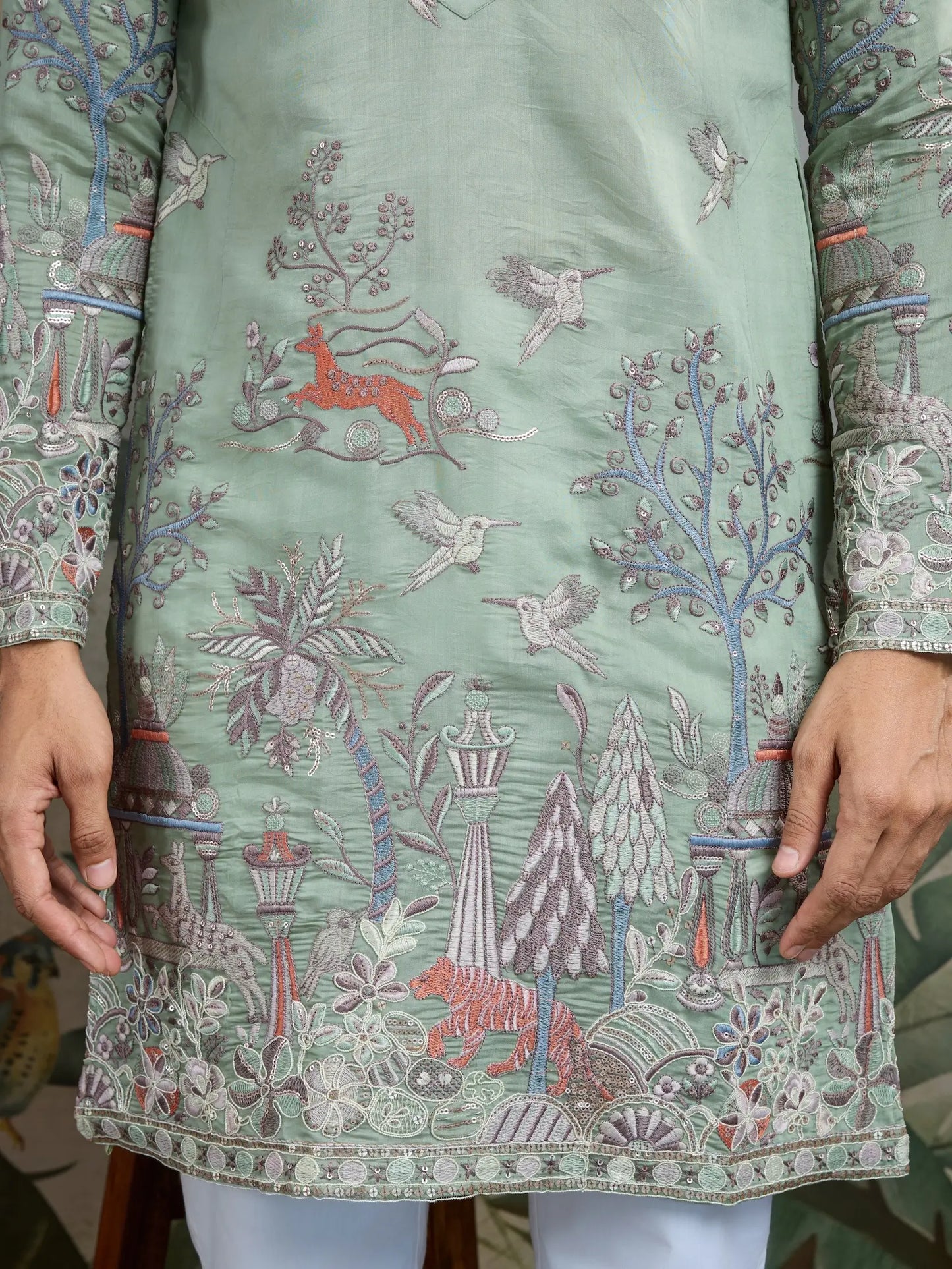 Kurta aus pistaziengrüner Viskose-Seide mit Faden- und Musterarbeit, dazu Hose