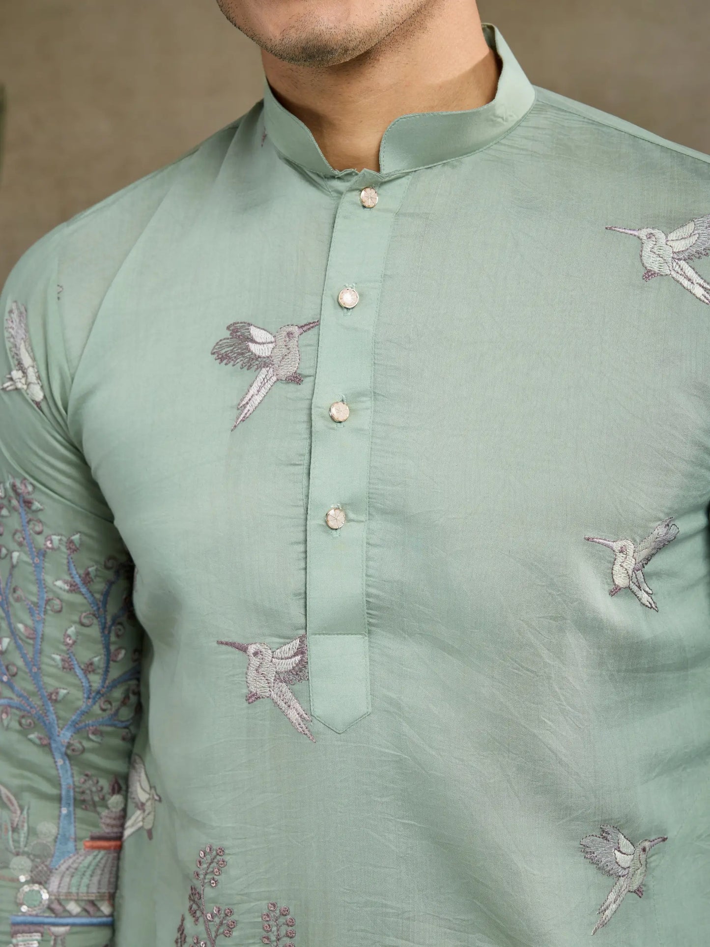 Kurta aus pistaziengrüner Viskose-Seide mit Faden- und Musterarbeit, dazu Hose
