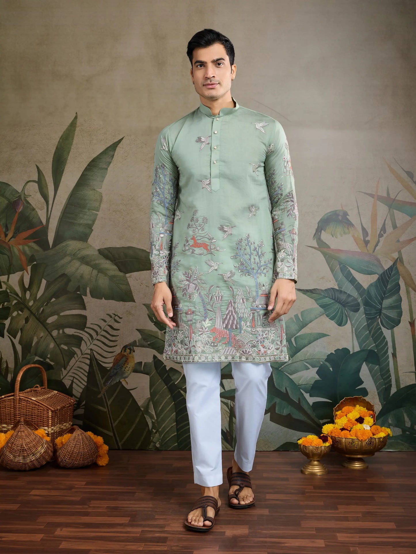 Kurta aus pistaziengrüner Viskose-Seide mit Faden- und Musterarbeit, dazu Hose