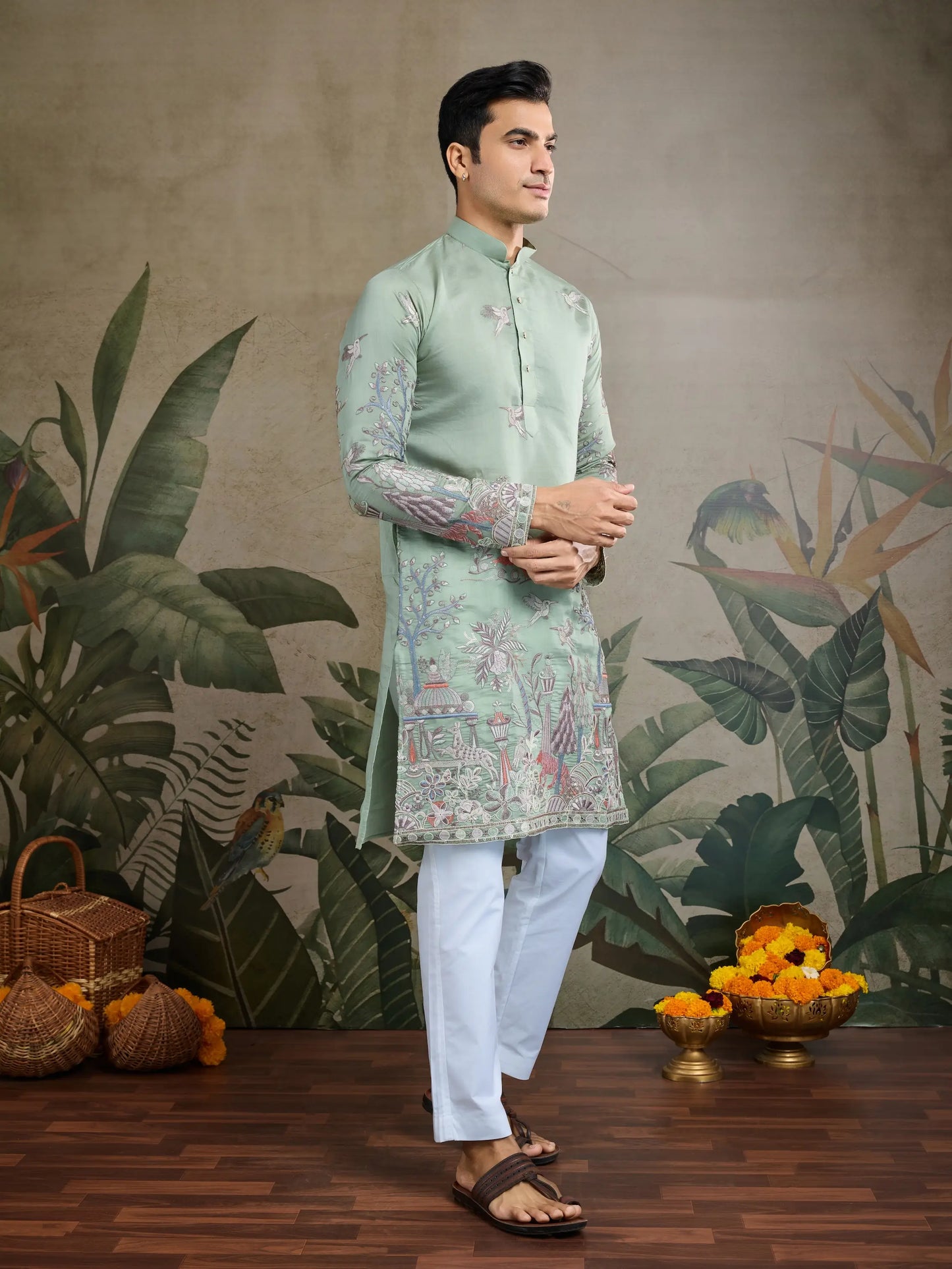 Kurta aus pistaziengrüner Viskose-Seide mit Faden- und Musterarbeit, dazu Hose