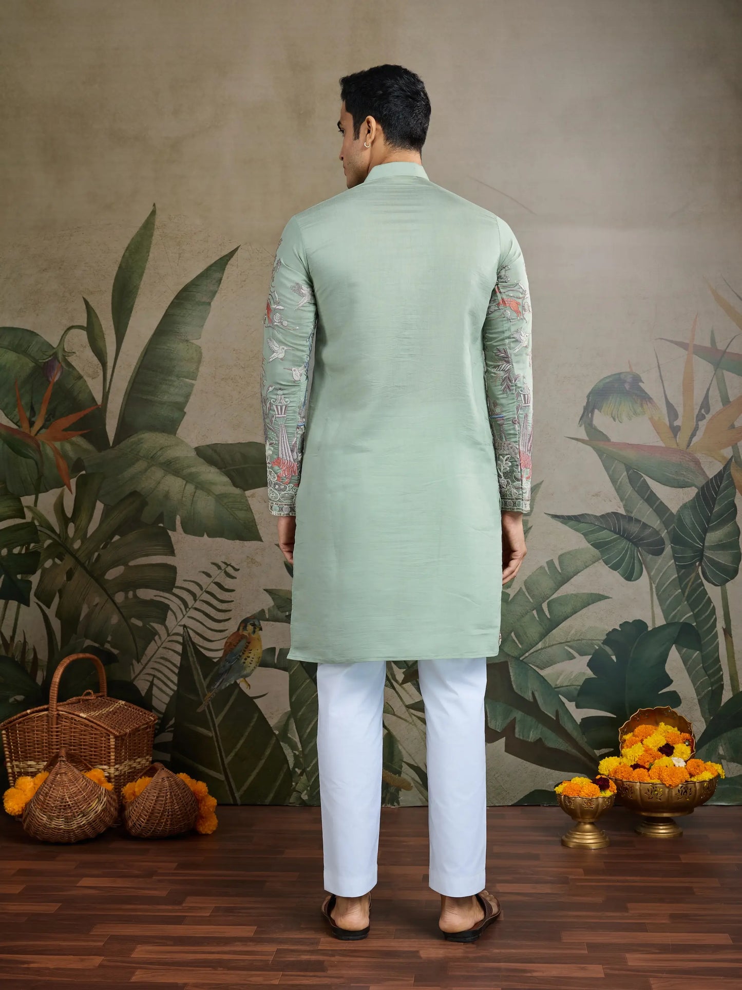 Kurta aus pistaziengrüner Viskose-Seide mit Faden- und Musterarbeit, dazu Hose