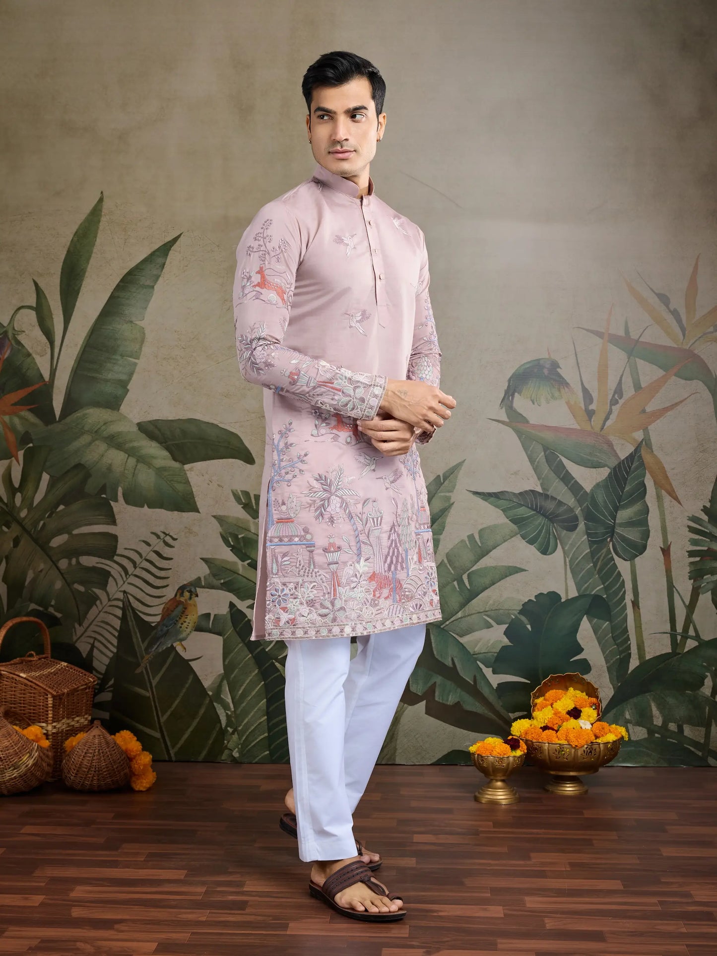 Pfirsichfarbene Kurta aus Viskose-Seide mit Faden- und Musterarbeit, gepaart mit Hose