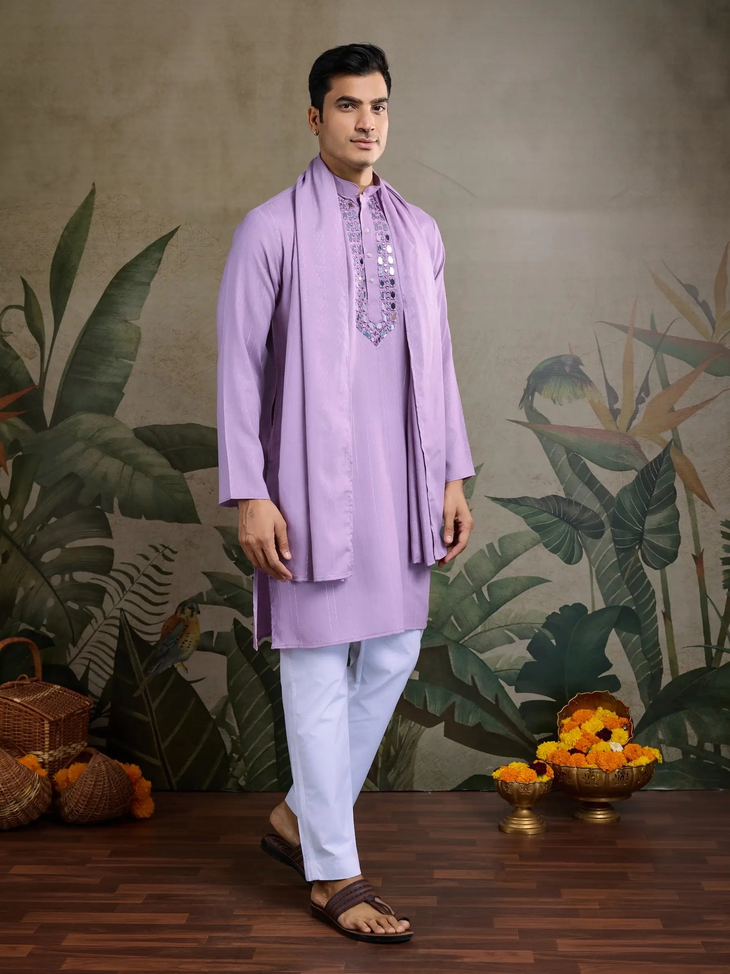 Mauvefarbenes Kurta-Set mit Jari und Spiegelarbeit, Hose und Dupatta