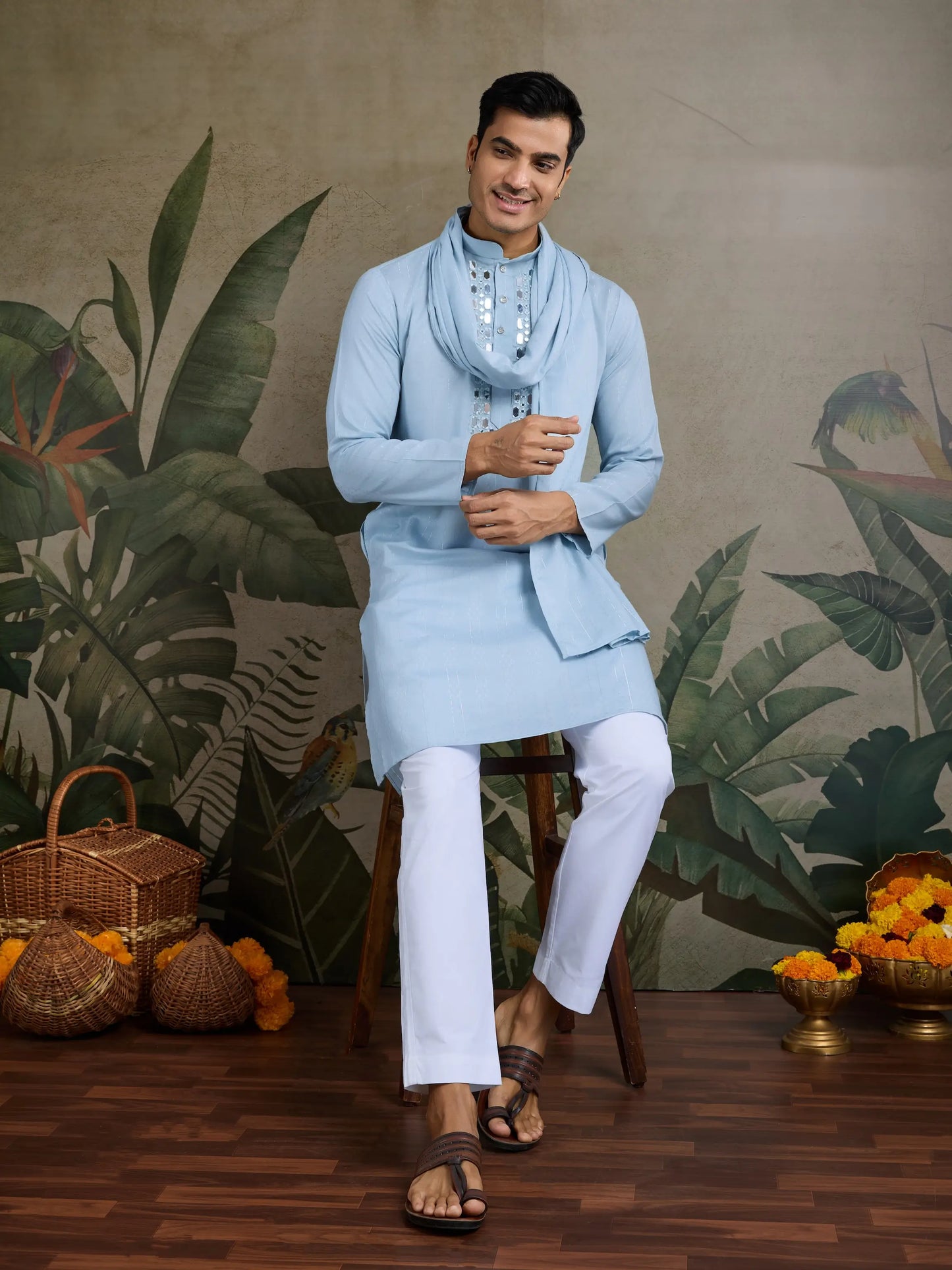 Himmelblaues Kurta-Set mit Jari und Spiegelarbeit, Hose und Dupatta
