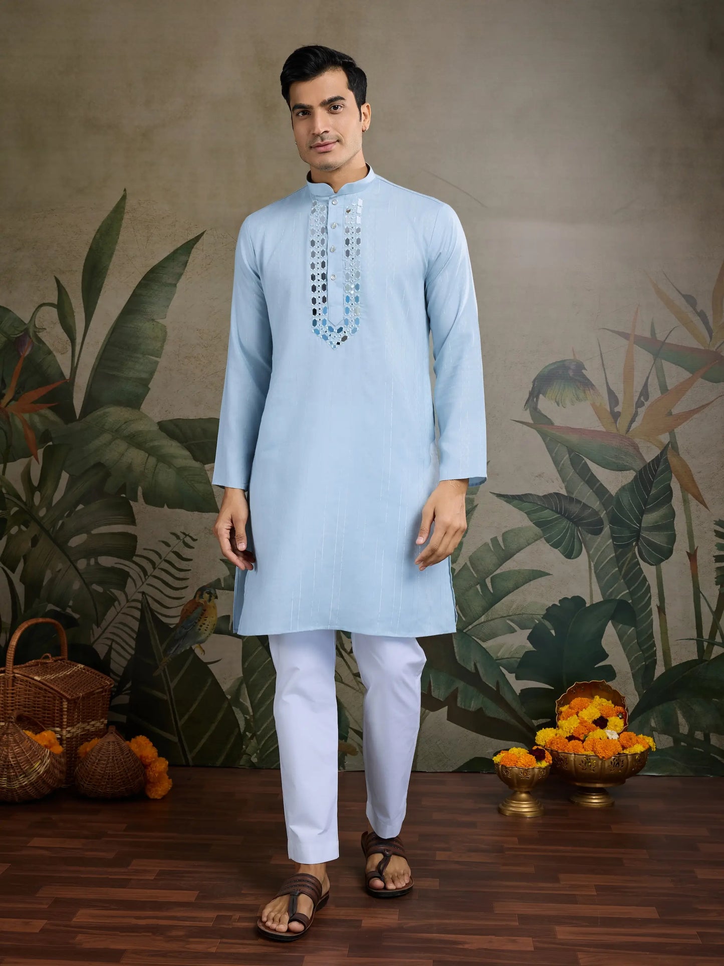 Himmelblaues Kurta-Set mit Jari und Spiegelarbeit, Hose und Dupatta