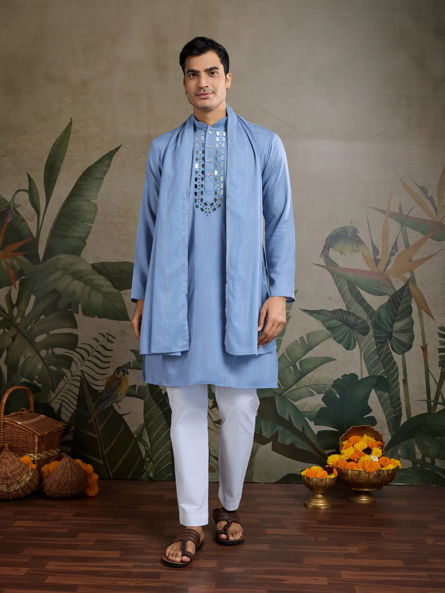 Hellblaues Kurta-Set mit Jari und Spiegelarbeit, Hose und Dupatta