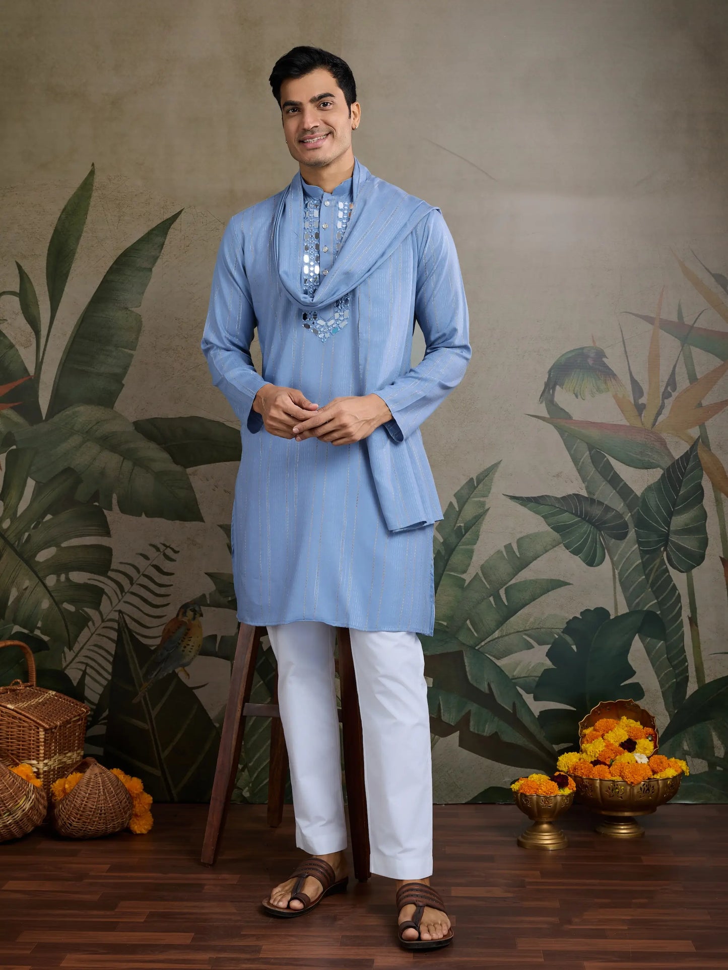 Hellblaues Kurta-Set mit Jari und Spiegelarbeit, Hose und Dupatta