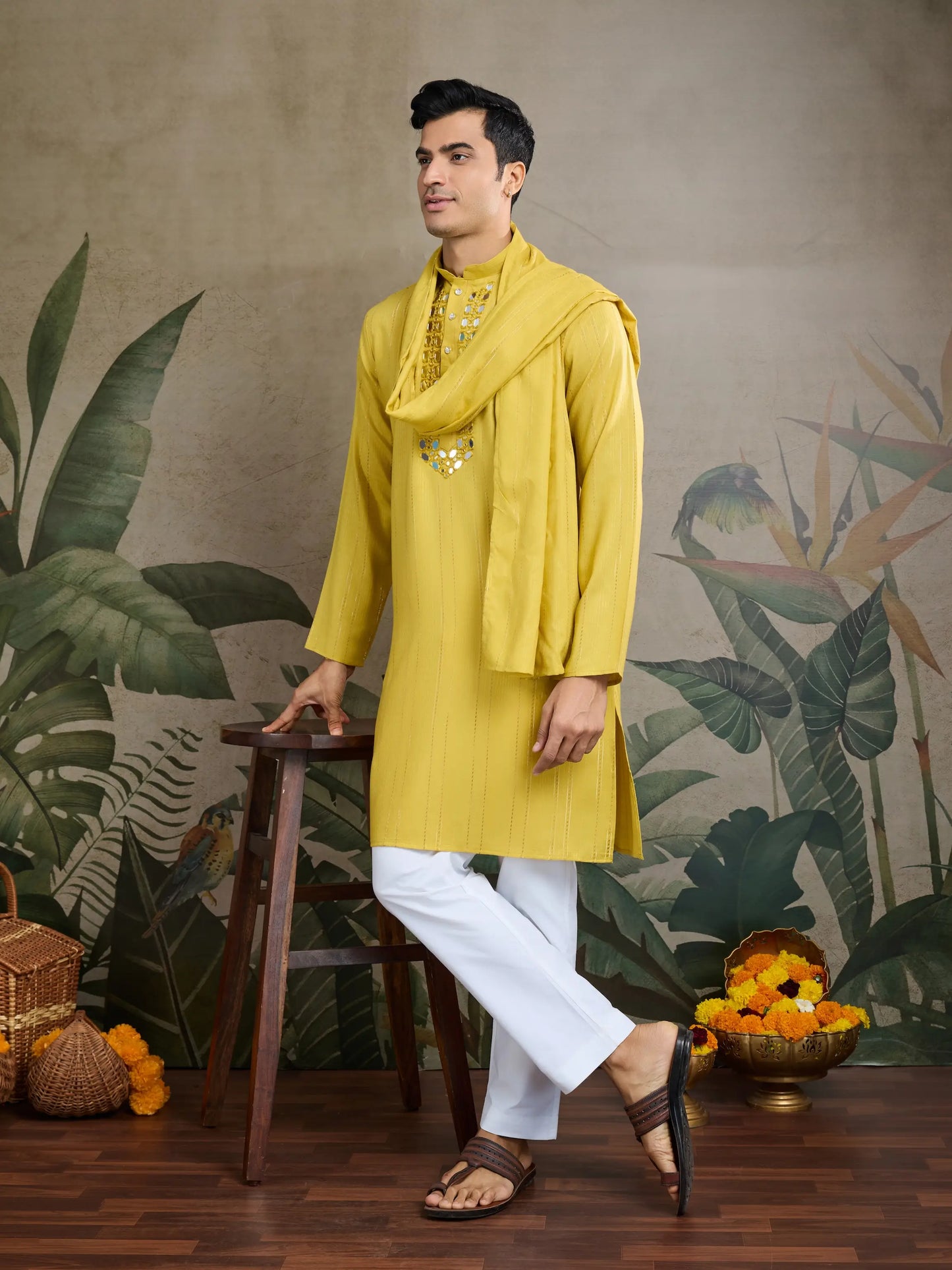 Gelbes Kurta-Set mit Jari und Spiegelarbeit, Hose und Dupatta