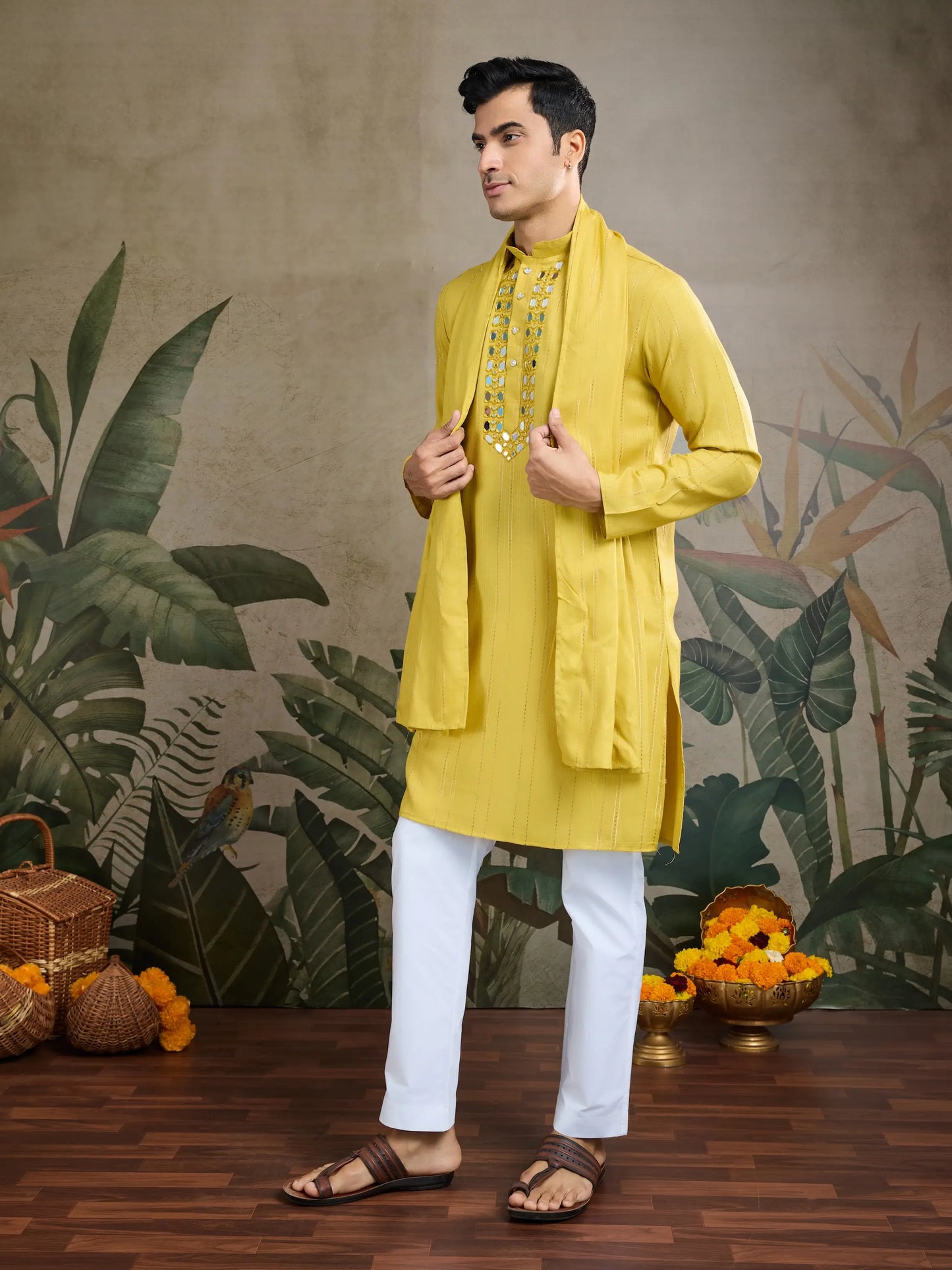 Gelbes Kurta-Set mit Jari und Spiegelarbeit, Hose und Dupatta