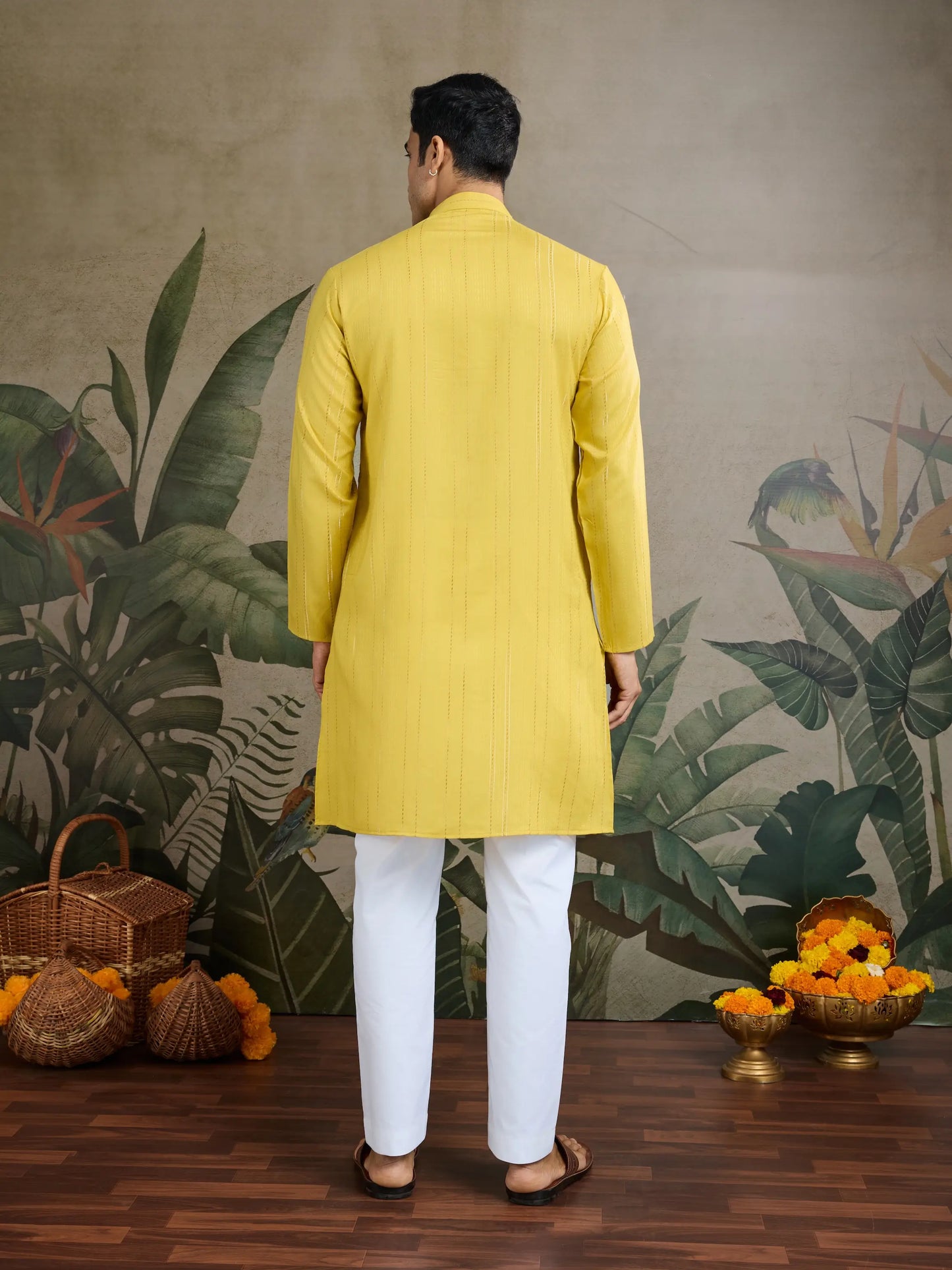 Gelbes Kurta-Set mit Jari und Spiegelarbeit, Hose und Dupatta