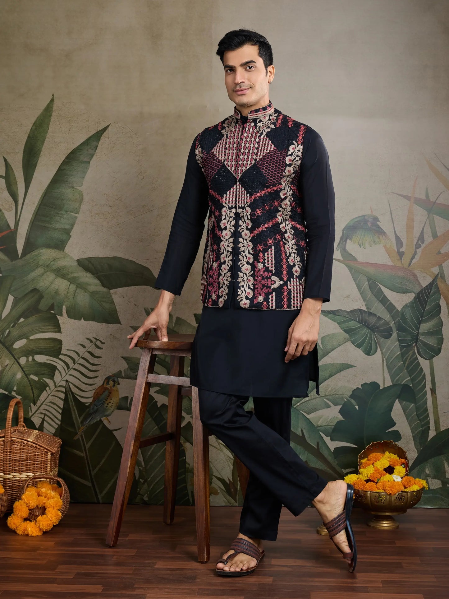 Schwarzes Kurta-Set aus Seide mit Faden- und Swarovski-Stickerei, begleitet von Koti (Jacke)