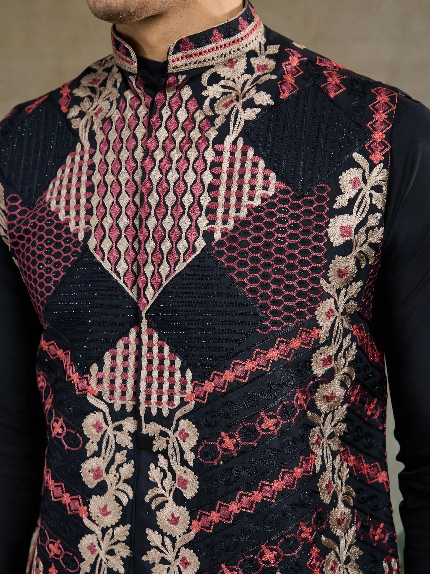 Schwarzes Kurta-Set aus Seide mit Faden- und Swarovski-Stickerei, begleitet von Koti (Jacke)
