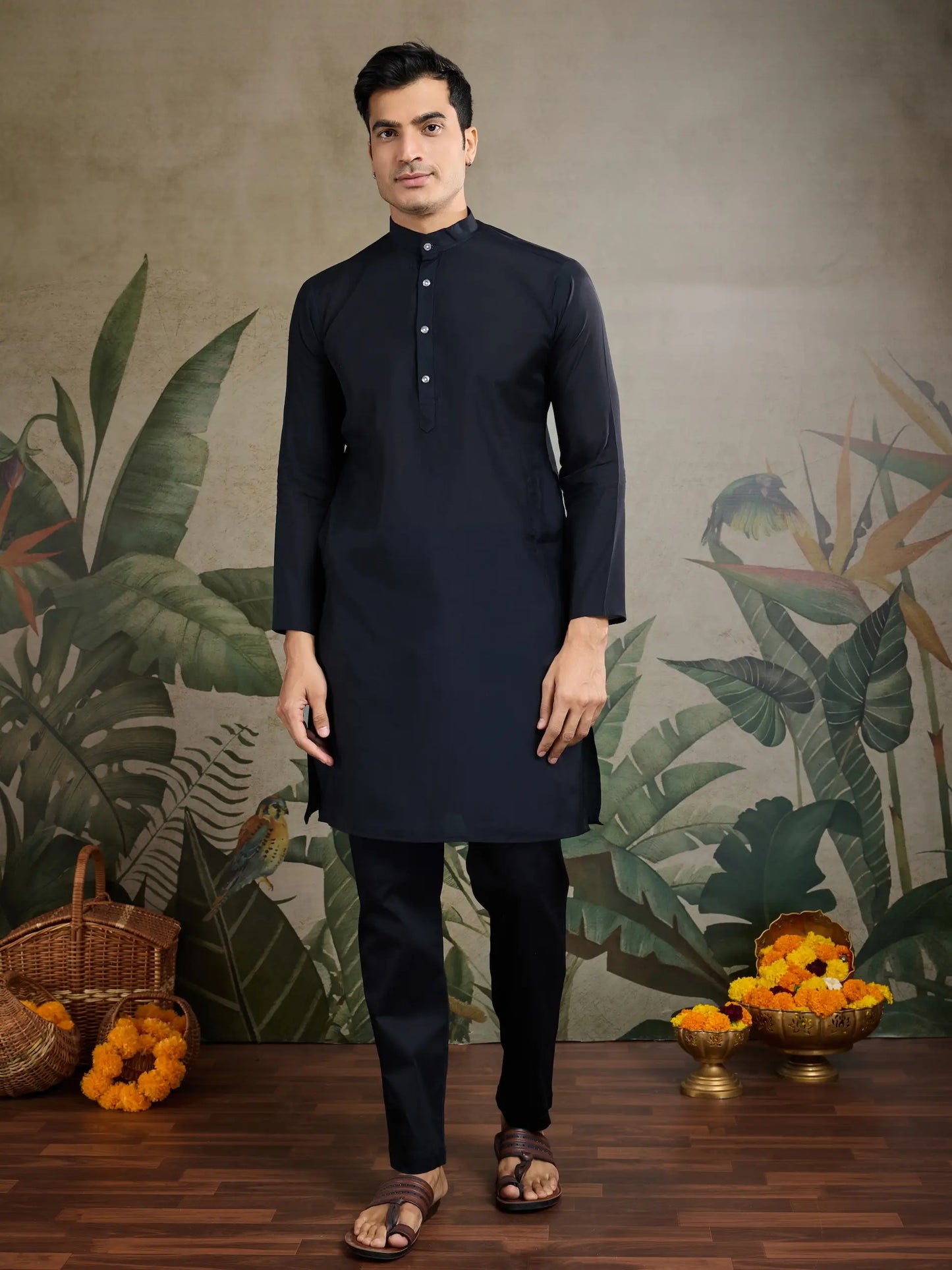 Schwarzes Kurta-Set aus Seide mit Faden- und Swarovski-Stickerei, begleitet von Koti (Jacke)