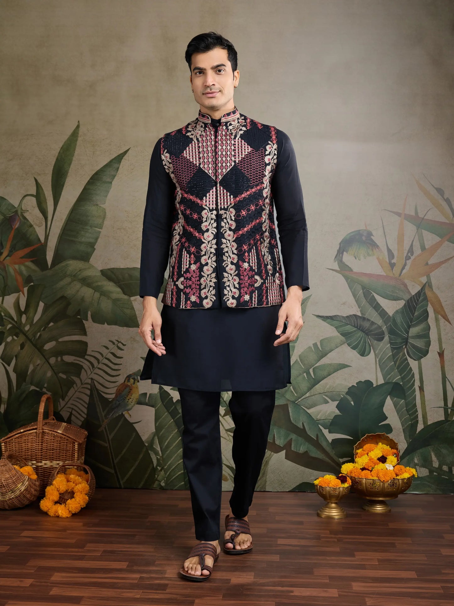 Schwarzes Kurta-Set aus Seide mit Faden- und Swarovski-Stickerei, begleitet von Koti (Jacke)
